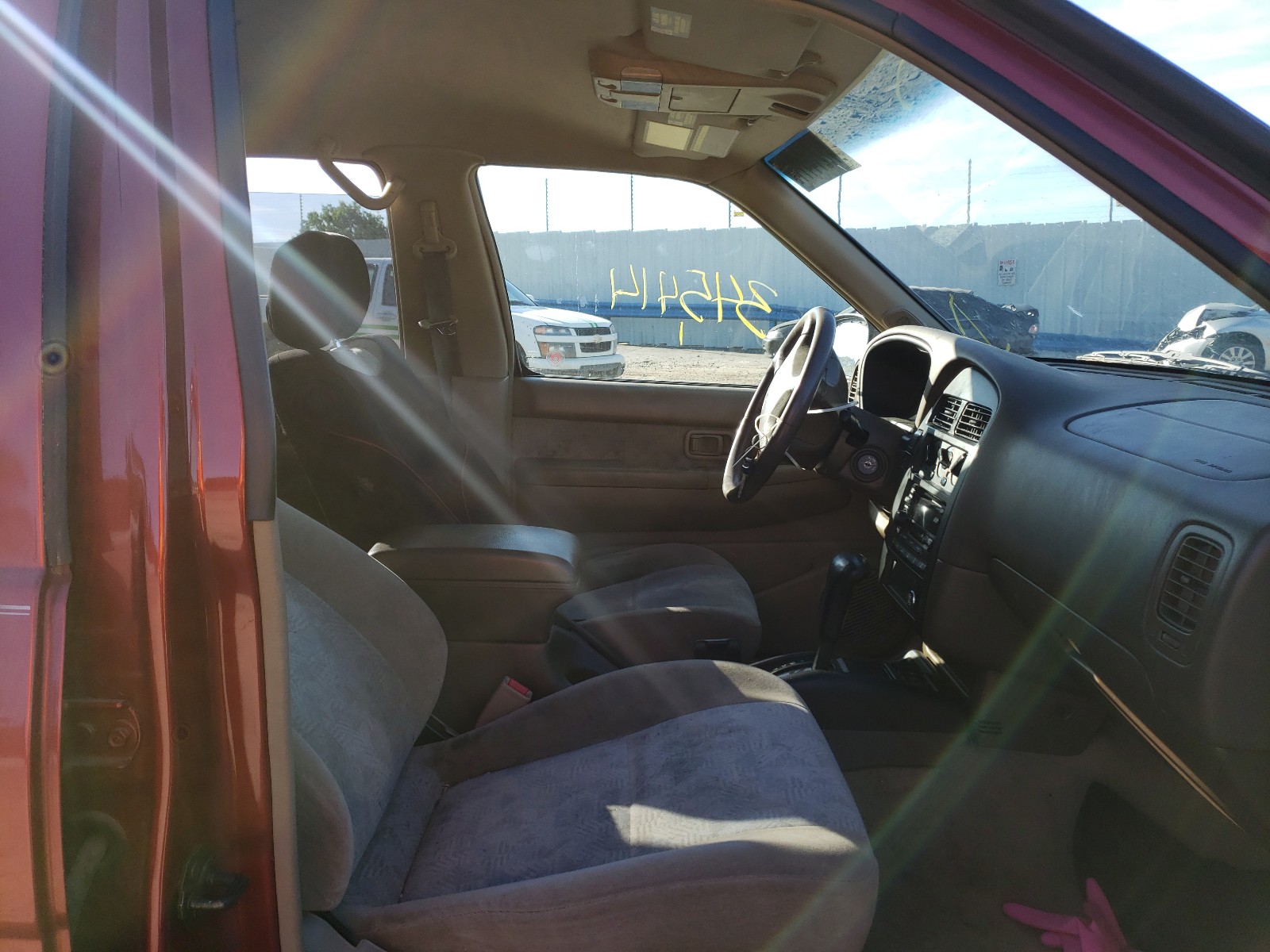 Photo 5 from auction – 2000 NISSAN PATHFINDER with VIN JN8AR07S2YW403931