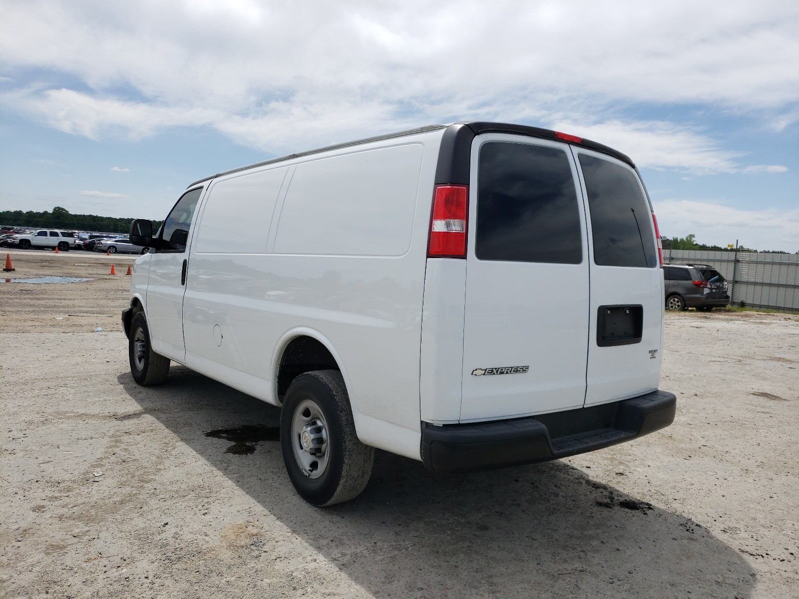 Photo 3 from auction – 2017 CHEVROLET EXPRESS G2 with VIN 1GCWGAFF9H1179703
