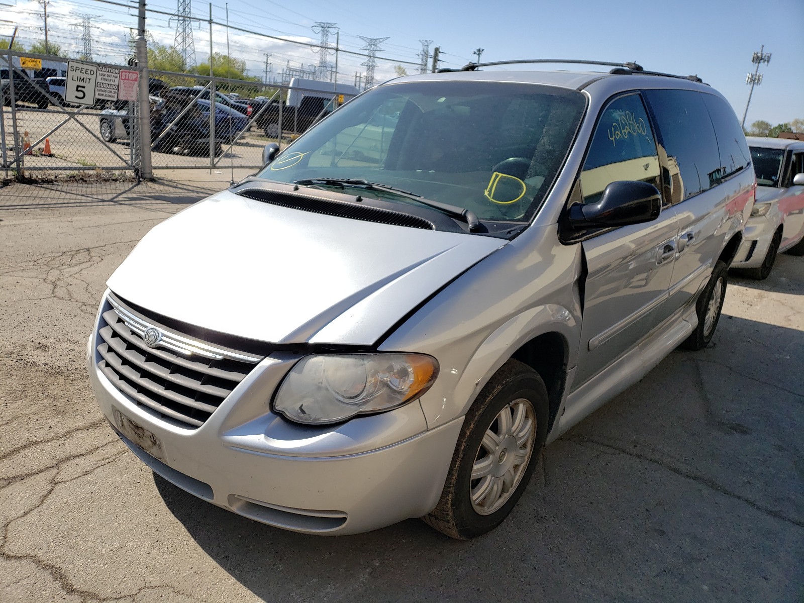 Photo 2 from auction – 2005 CHRYSLER TOWN & COU with VIN 2C4GP54L25R249666