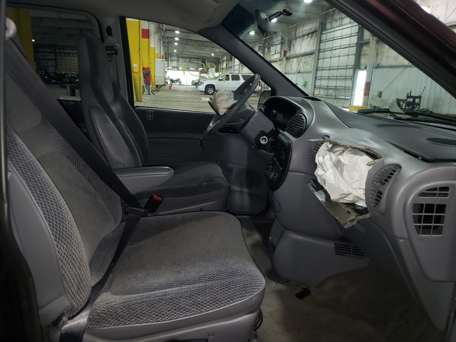 Photo 5 from auction – 1996 DODGE CARAVAN SE with VIN 2B4GP4531TR611506