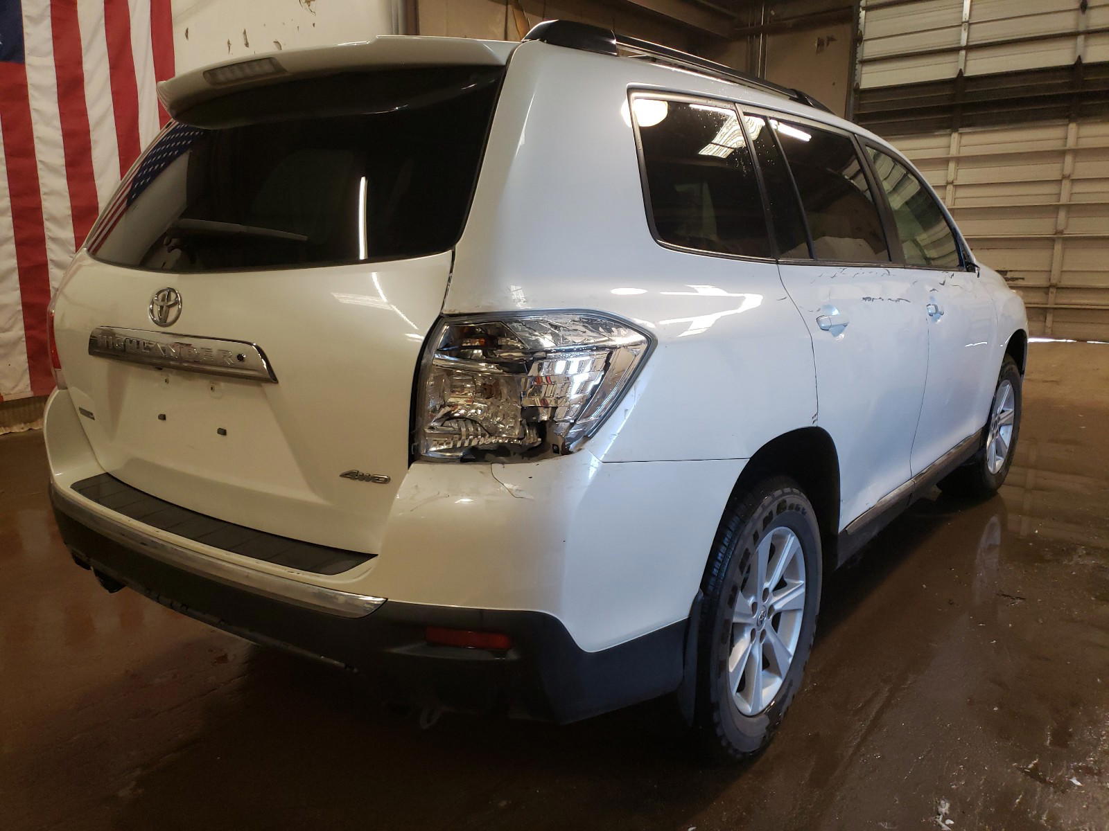 Photo 4 from auction – 2011 TOYOTA HIGHLANDER with VIN 5TDBK3EH3BS092529