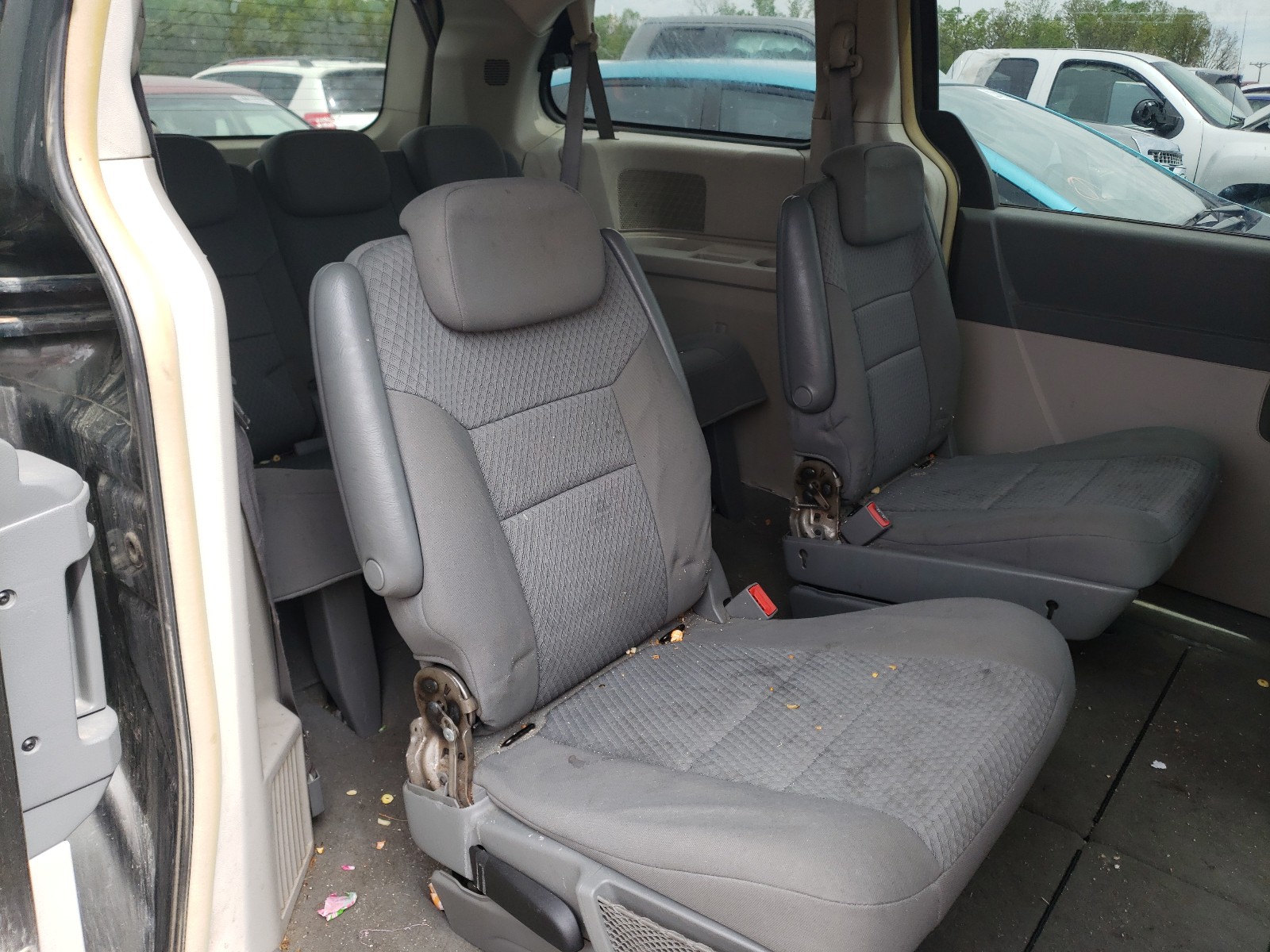 Photo 6 from auction – 2010 CHRYSLER TOWN & COU with VIN 2A4RR2D11AR400422