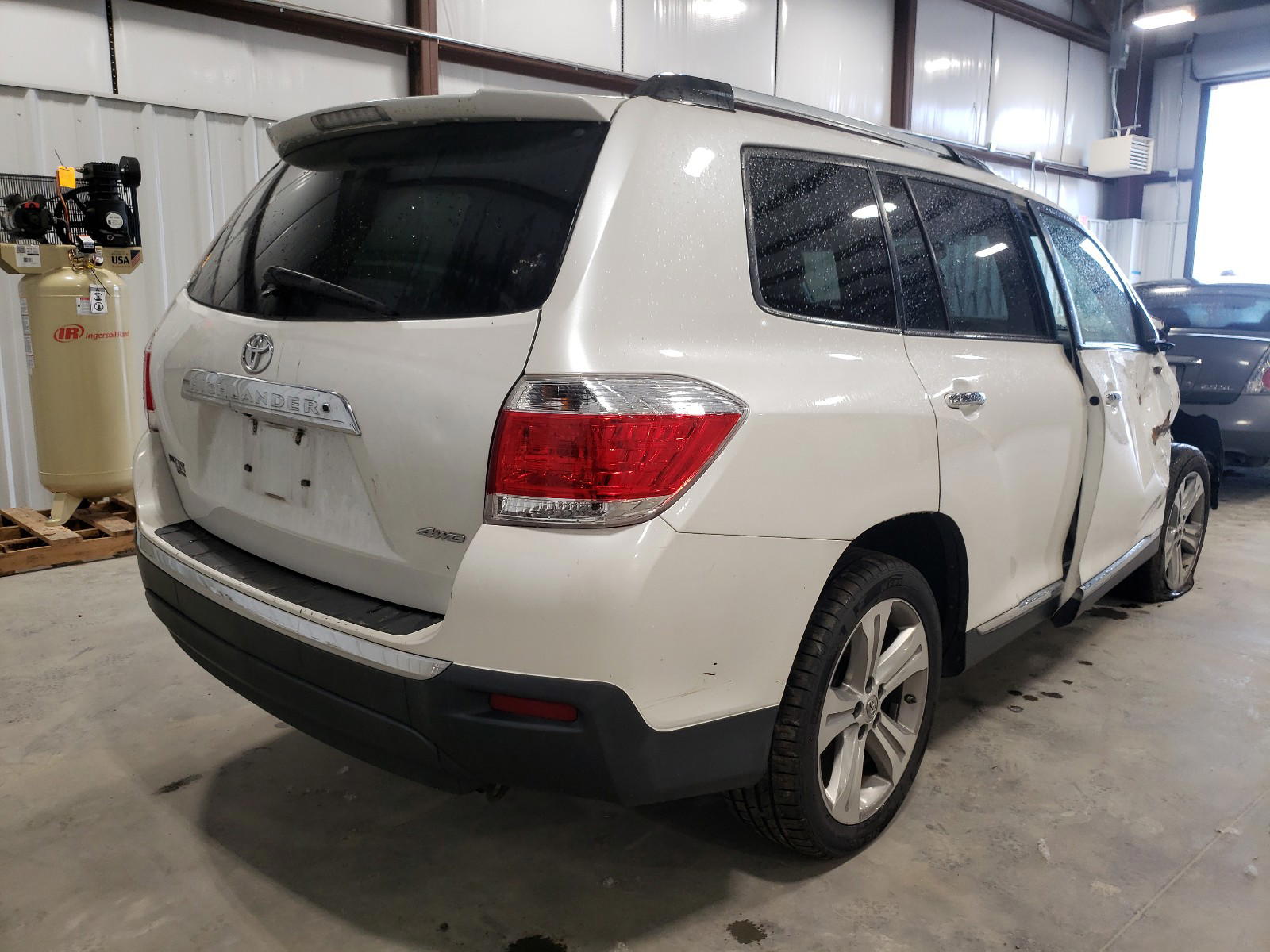 Photo 4 from auction – 2011 TOYOTA HIGHLANDER with VIN 5TDDK3EH8BS081020