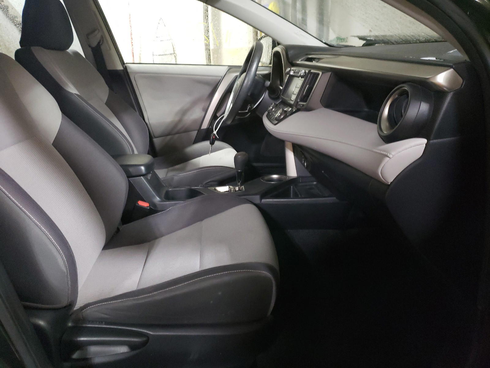 Photo 5 from auction – 2013 TOYOTA RAV4 XLE with VIN JTMRFREV7DD030982