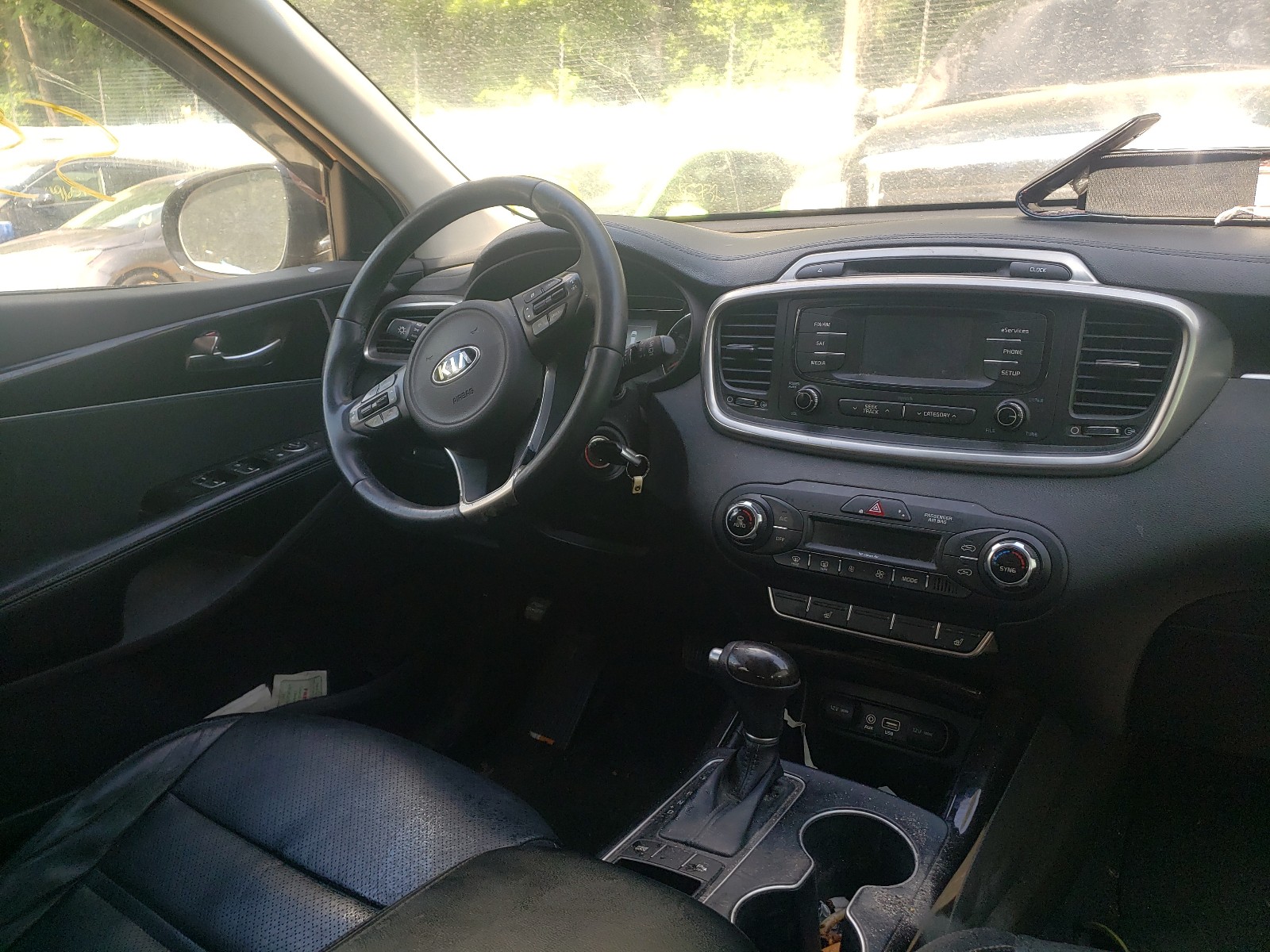 Photo 9 from auction – 2016 KIA SORENTO EX with VIN 5XYPH4A10GG155139