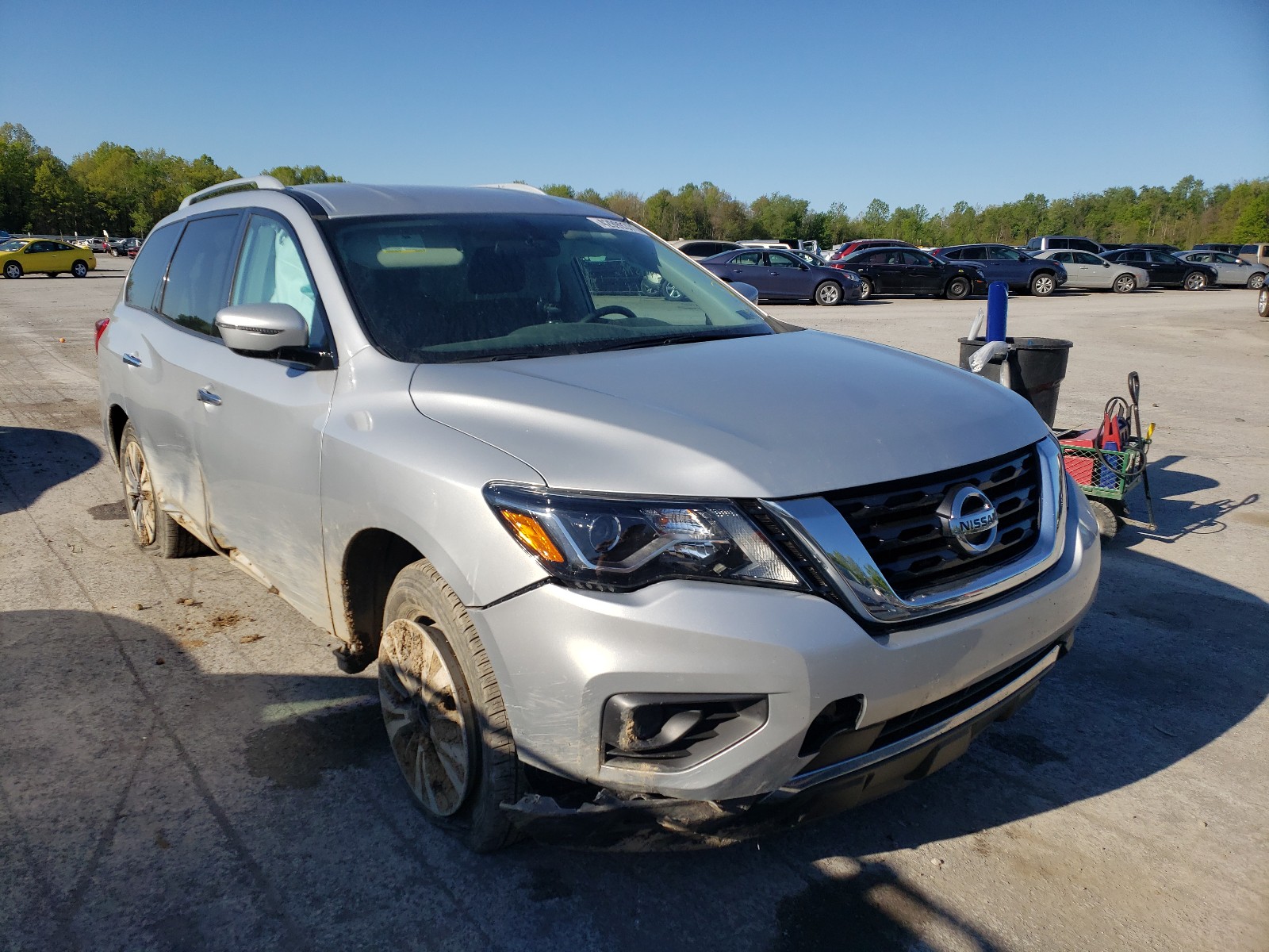 NISSAN PATHFINDER 2017 with VIN 5N1DR2MMXHC695142 - Photo from auction