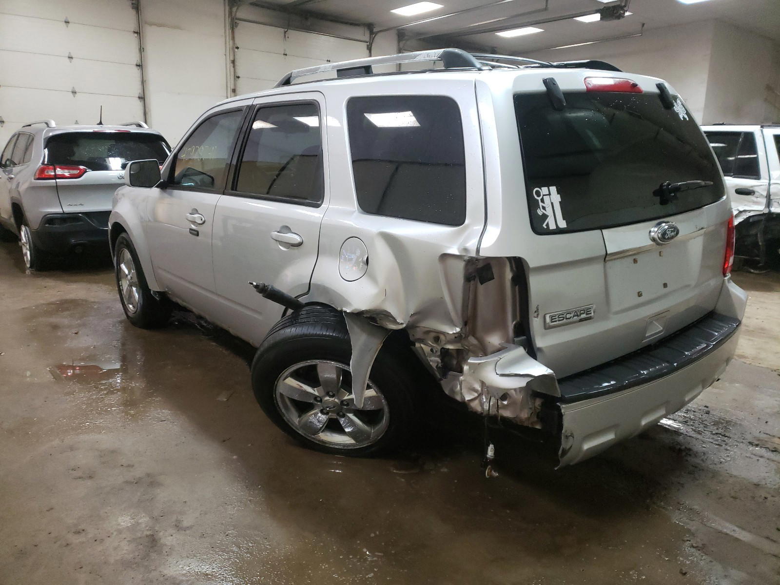 Photo 3 from auction – 2010 FORD ESCAPE LIM with VIN 1FMCU0E79AKA34043