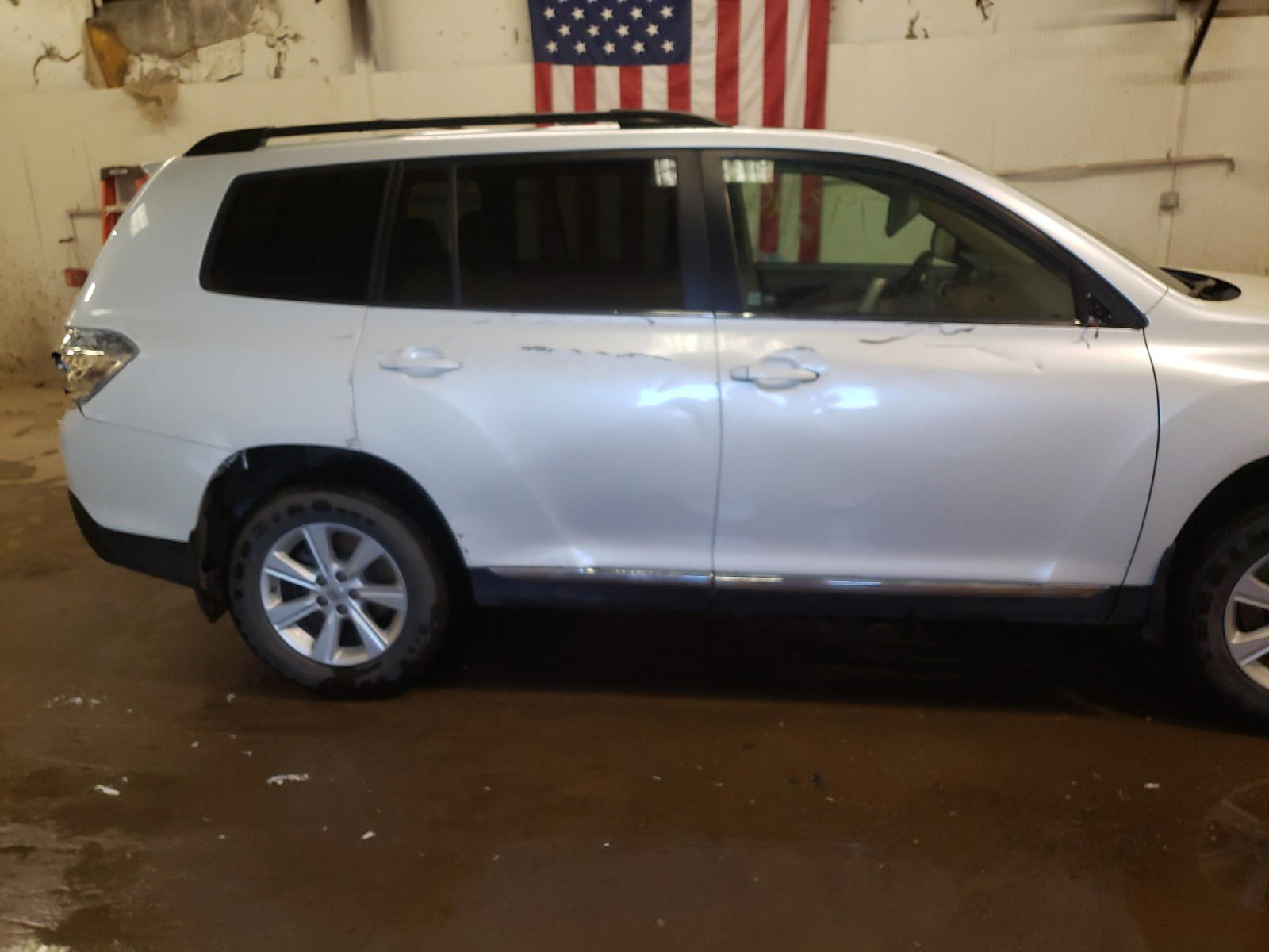 Photo 9 from auction – 2011 TOYOTA HIGHLANDER with VIN 5TDBK3EH3BS092529
