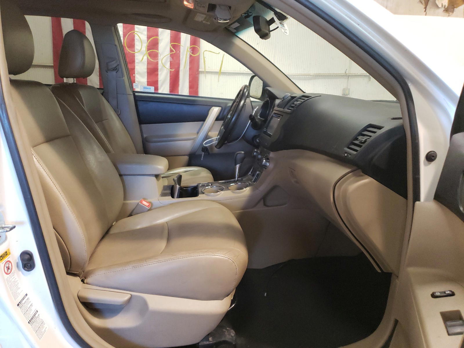 Photo 5 from auction – 2011 TOYOTA HIGHLANDER with VIN 5TDBK3EH3BS092529