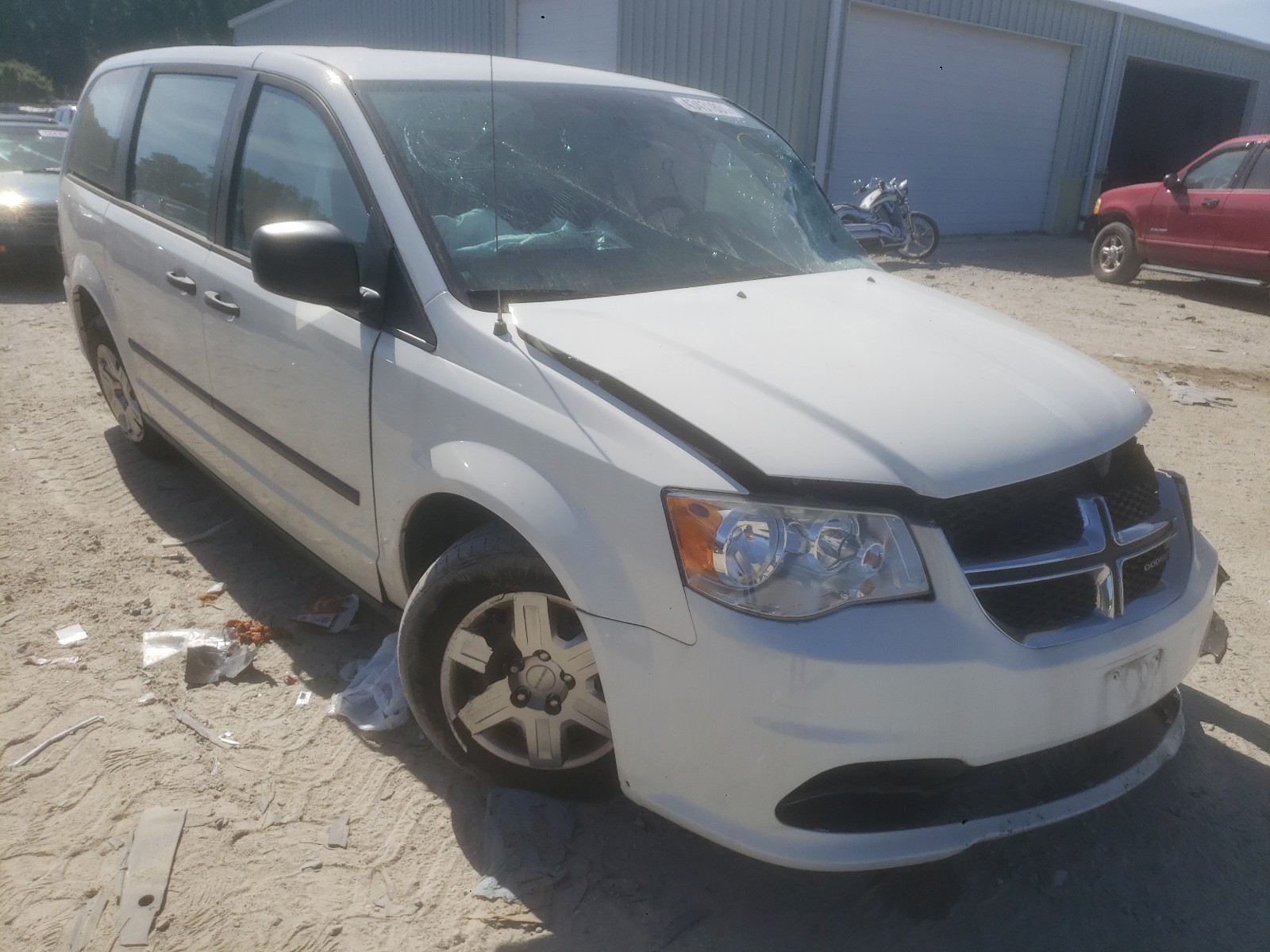 DODGE GRAND CARA 2013 مع رقم تعريف المركبة 2C4RDGBG3DR644716 - صورة من المزاد
