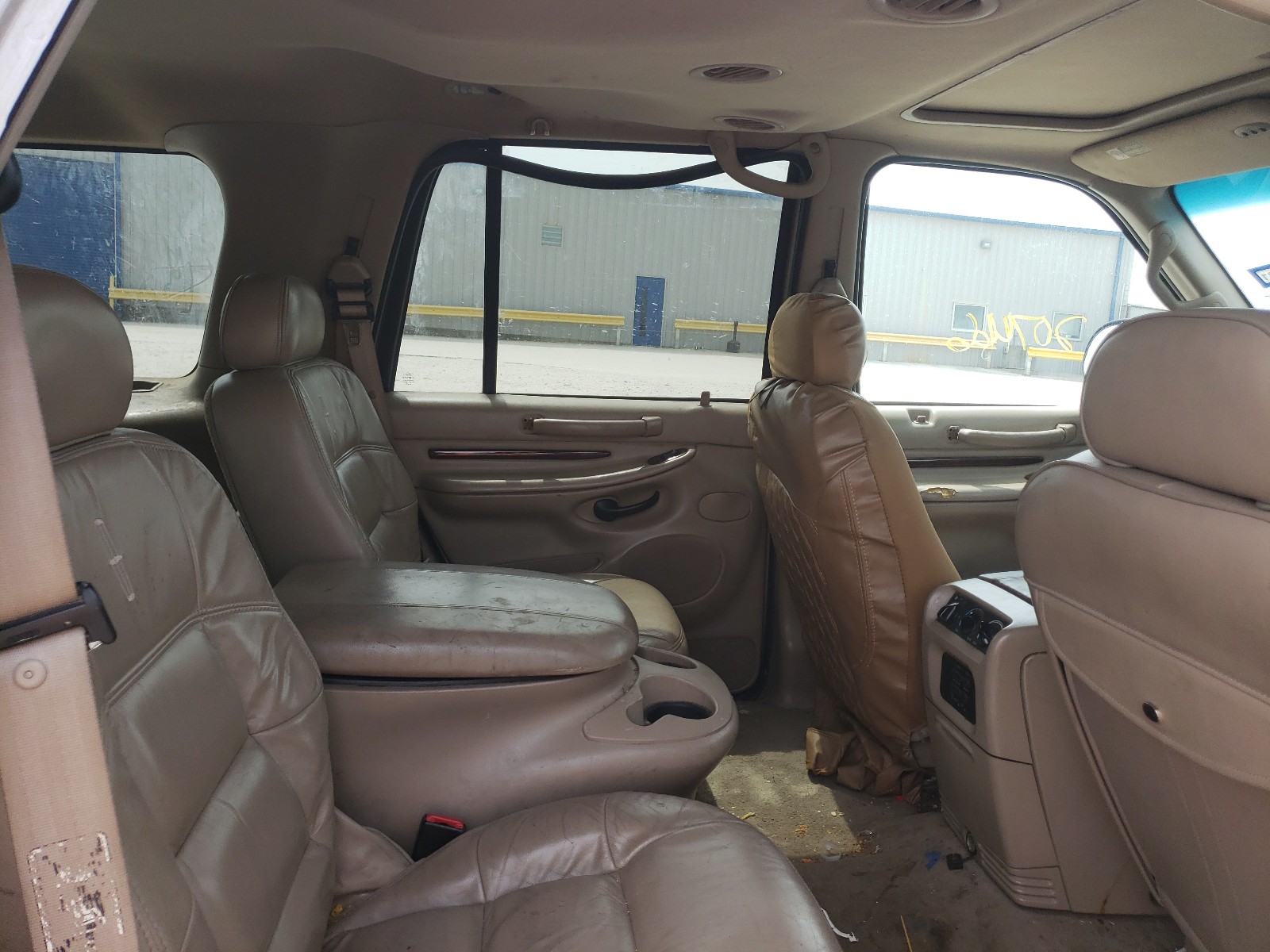 Photo 6 from auction – 2002 LINCOLN NAVIGATOR with VIN 5LMFU28R62LJ10672