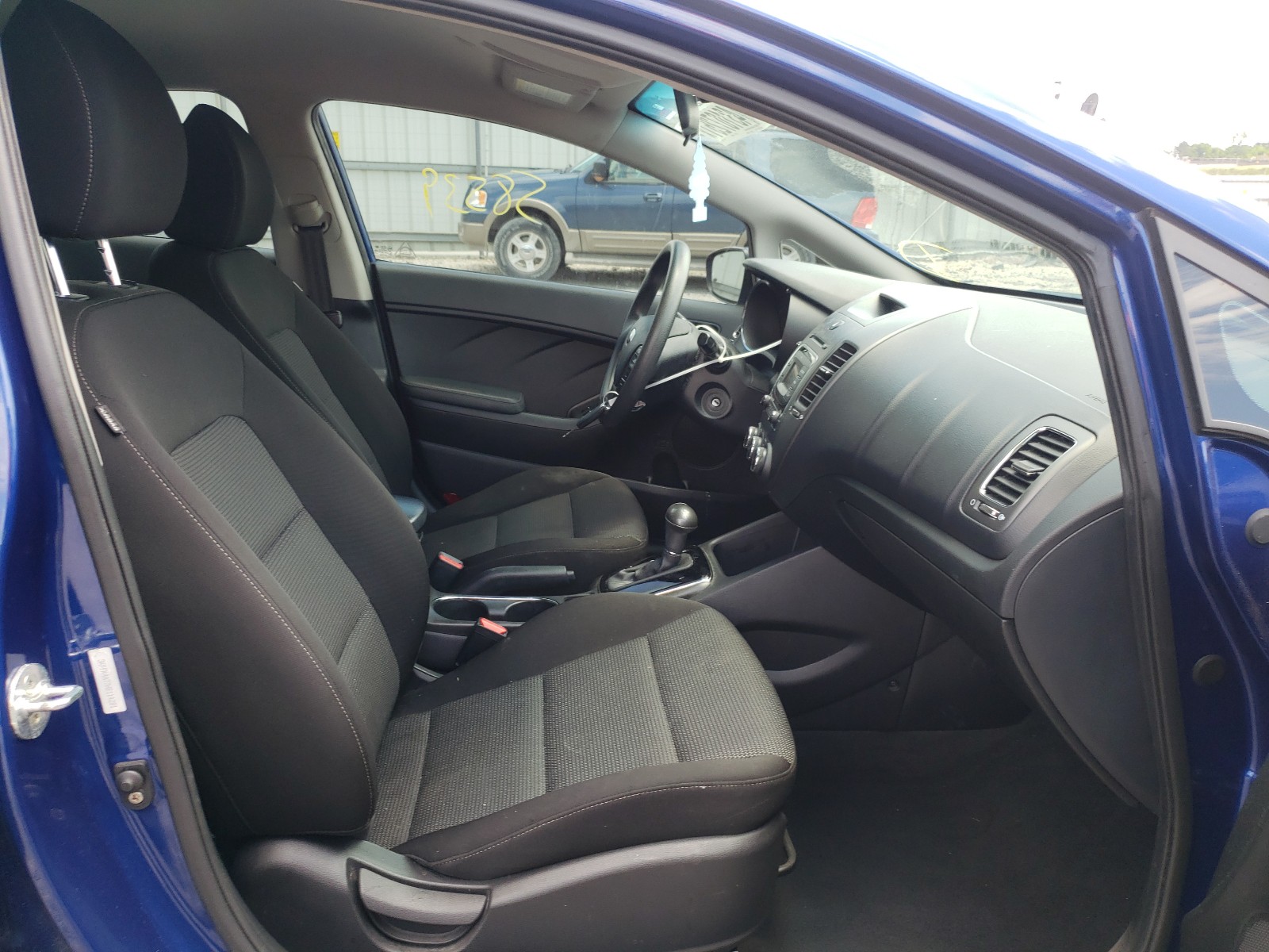 Photo 5 from auction – 2017 KIA FORTE LX with VIN 3KPFK4A77HE114281