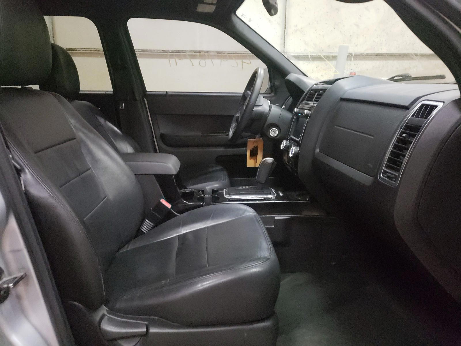 Photo 5 from auction – 2010 FORD ESCAPE LIM with VIN 1FMCU0E79AKA34043