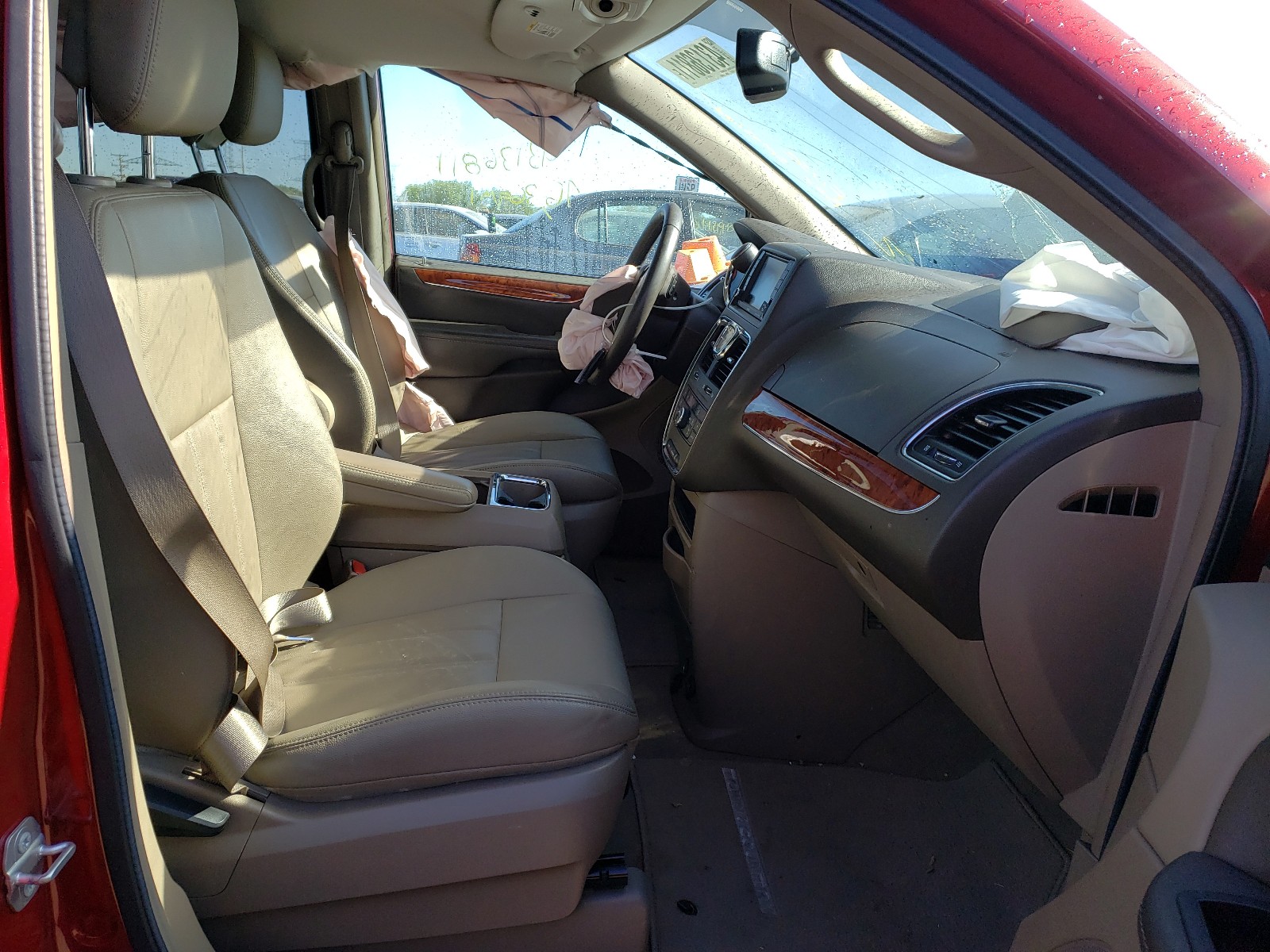 Photo 5 from auction – 2016 CHRYSLER TOWN & COU with VIN 2C4RC1BG7GR239995