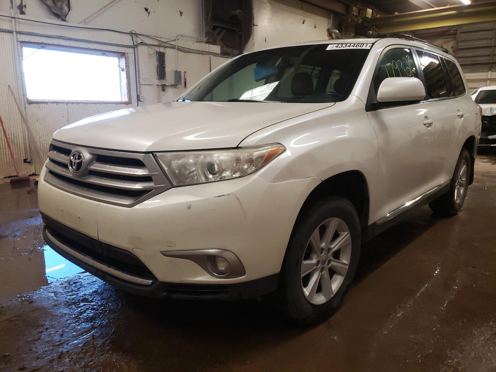 Photo 2 from auction – 2011 TOYOTA HIGHLANDER with VIN 5TDBK3EH3BS092529