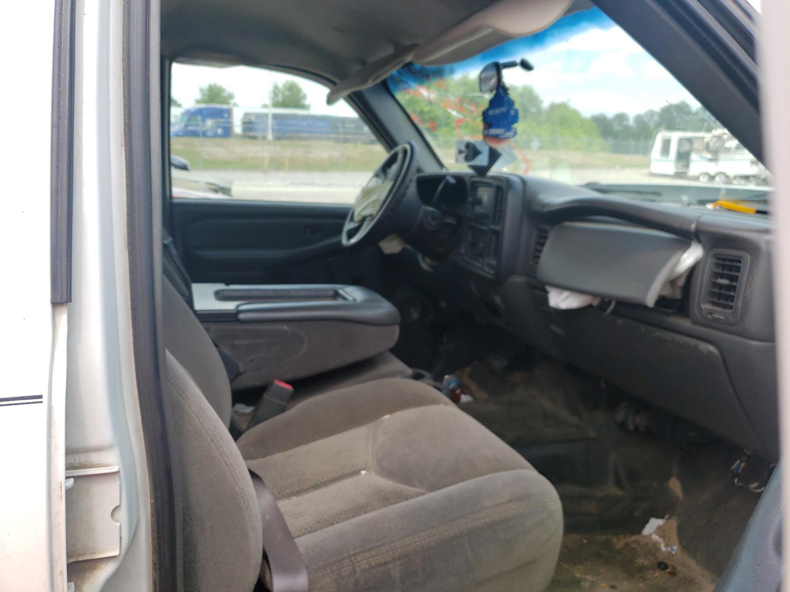 Photo 5 from auction – 2006 CHEVROLET SILVERADO with VIN 1GCHC23U76F107301