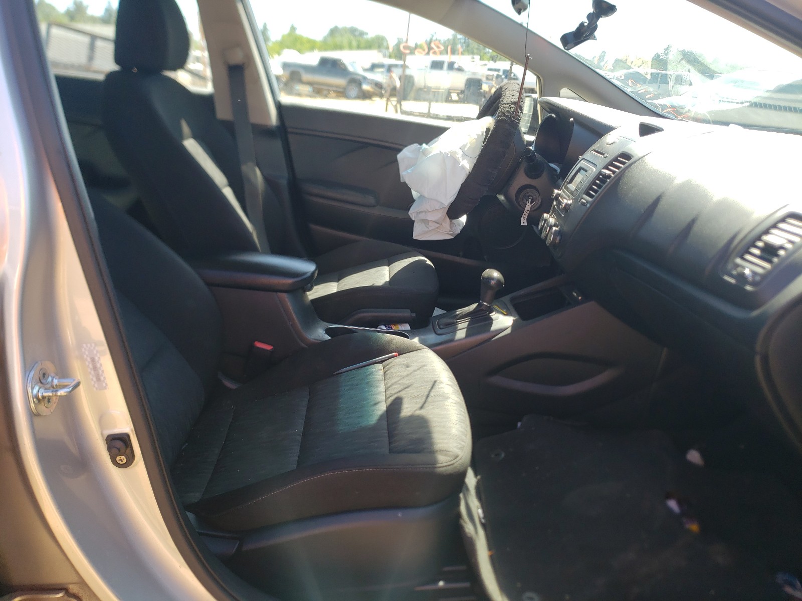 Photo 5 from auction – 2014 KIA FORTE LX with VIN 4T1B11HK4JU131987