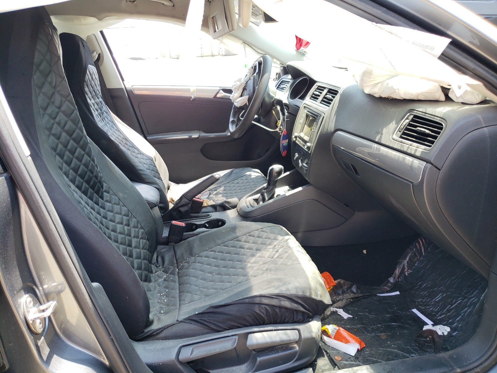 Photo 5 from auction – 2018 VOLKSWAGEN JETTA S with VIN 3VW2B7AJ9JM220638