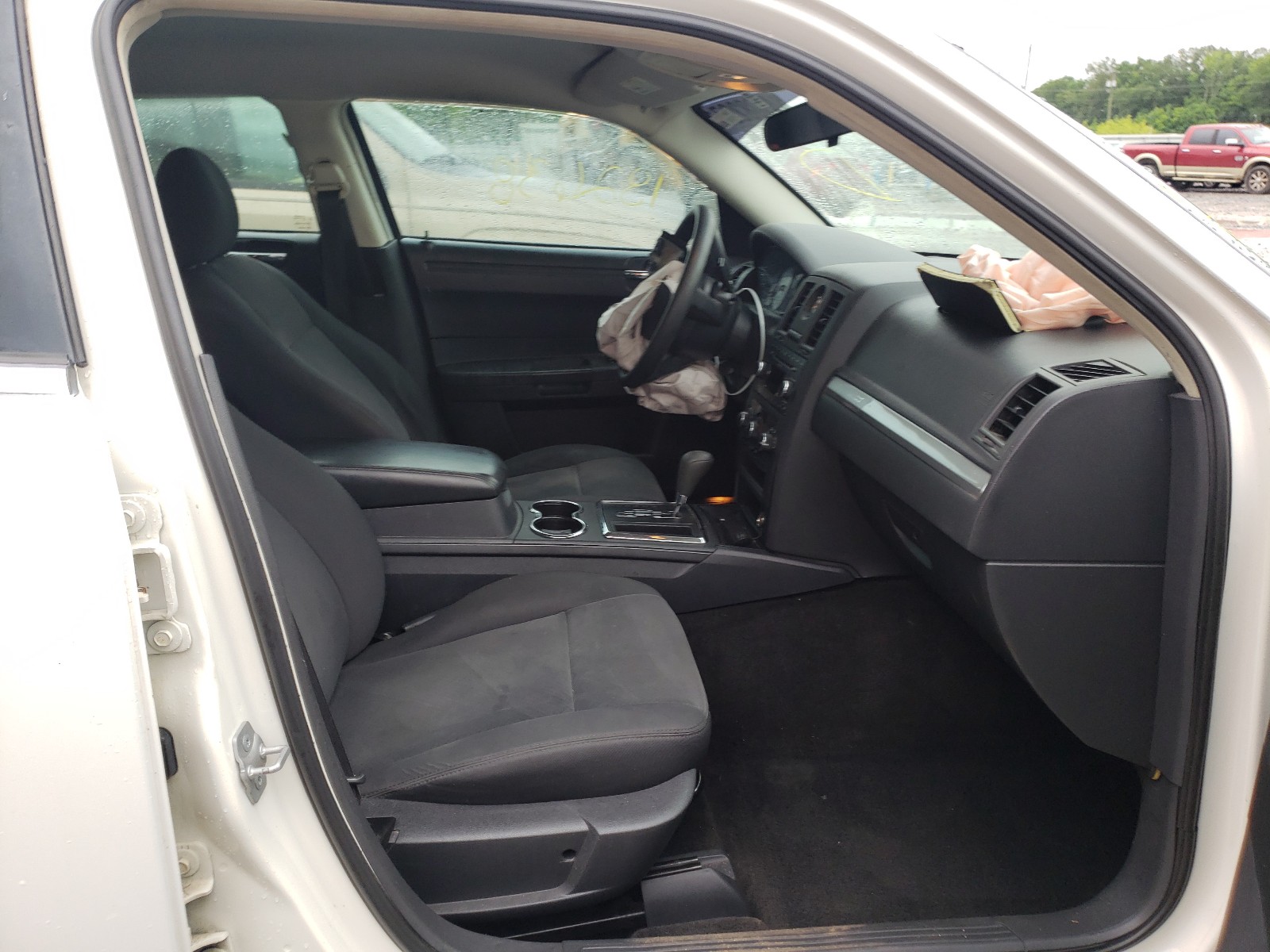 Photo 5 from auction – 2008 CHRYSLER 300 LX with VIN 2C3KA43R58H179719