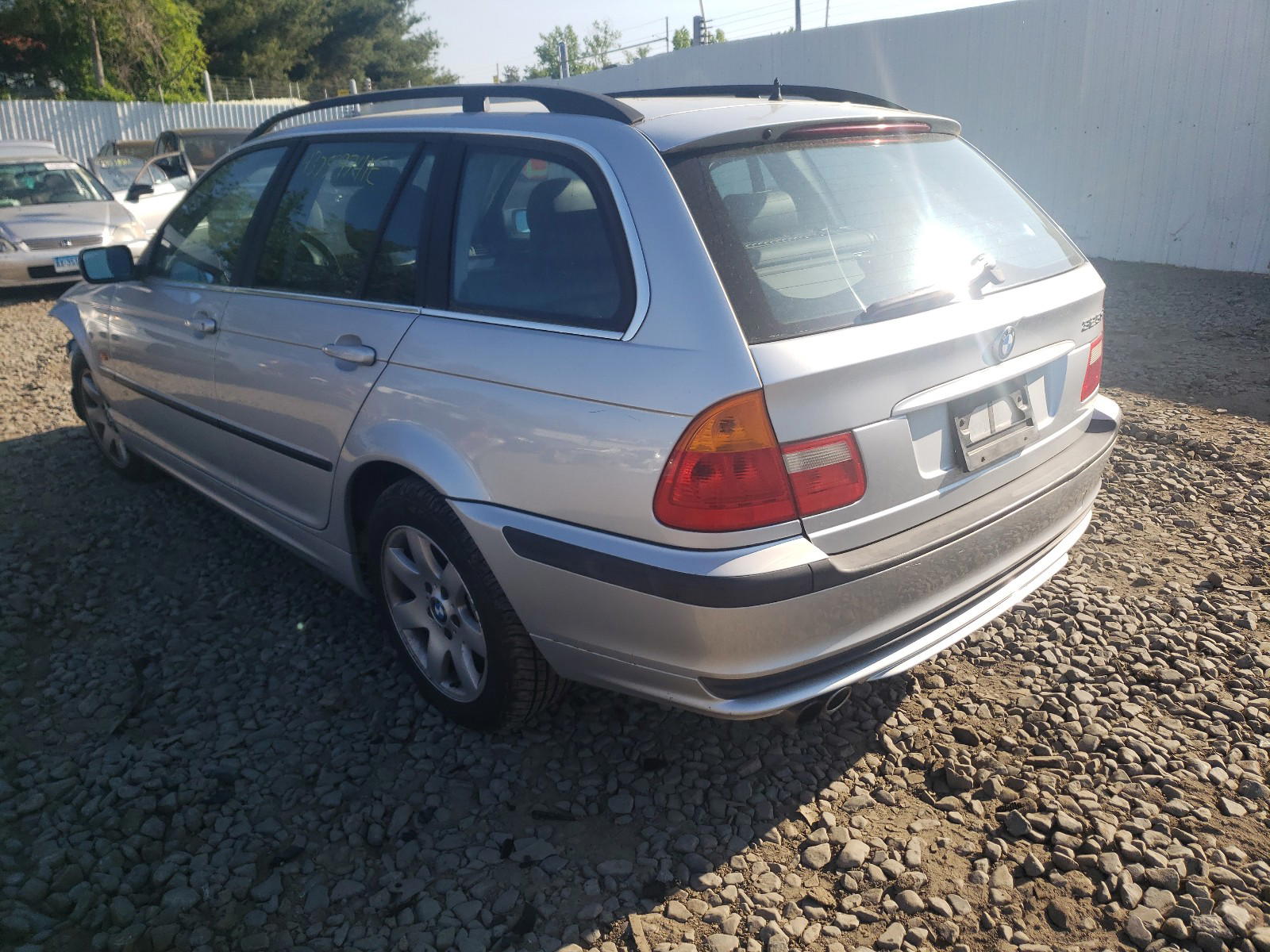 Photo 3 from auction – 2001 BMW 325 IT with VIN WBAAW334X1ET42933