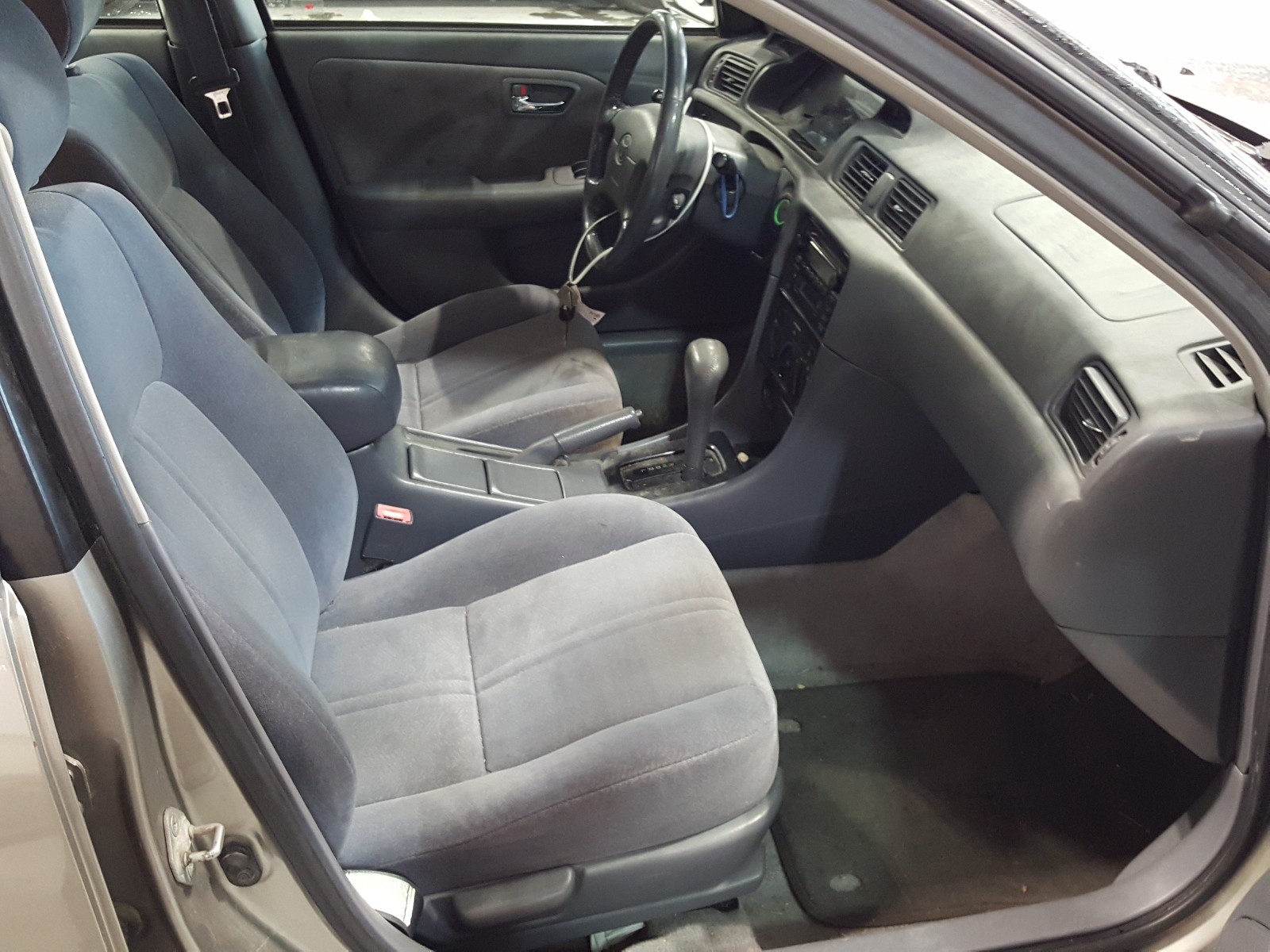 Photo 5 from auction – 2001 TOYOTA CAMRY CE with VIN JT2BG22K610575339