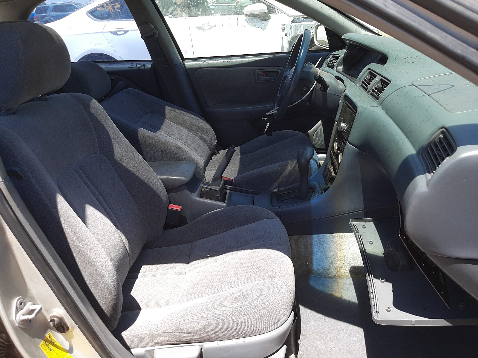 Photo 5 from auction – 2000 TOYOTA CAMRY CE with VIN 4T1BG28K7YU665063
