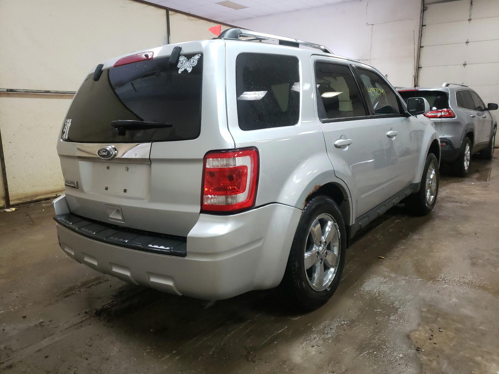 Photo 4 from auction – 2010 FORD ESCAPE LIM with VIN 1FMCU0E79AKA34043