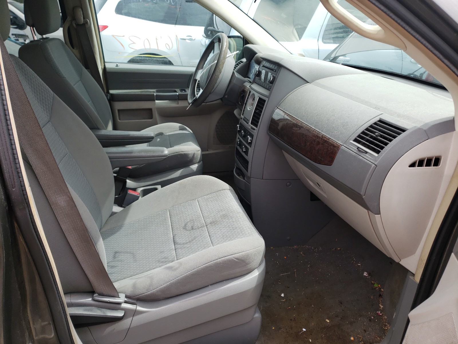 Photo 5 from auction – 2010 CHRYSLER TOWN & COU with VIN 2A4RR2D11AR400422