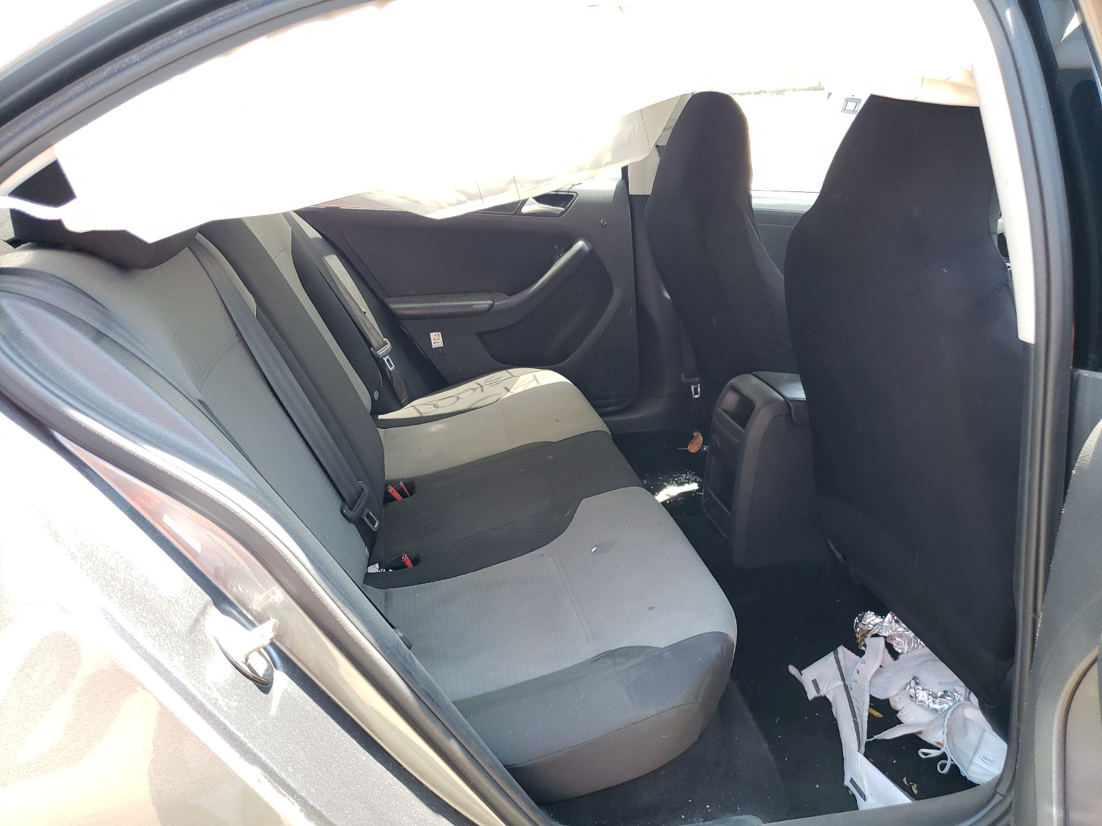 Photo 6 from auction – 2018 VOLKSWAGEN JETTA S with VIN 3VW2B7AJ9JM220638