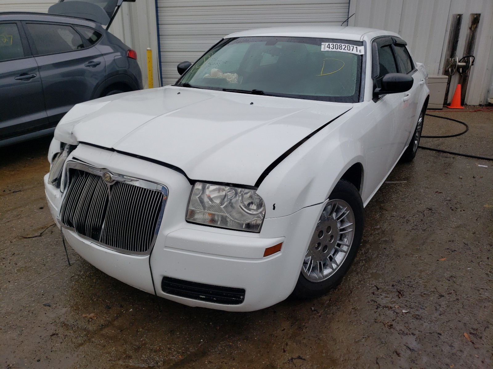 Photo 2 from auction – 2008 CHRYSLER 300 LX with VIN 2C3KA43R58H179719