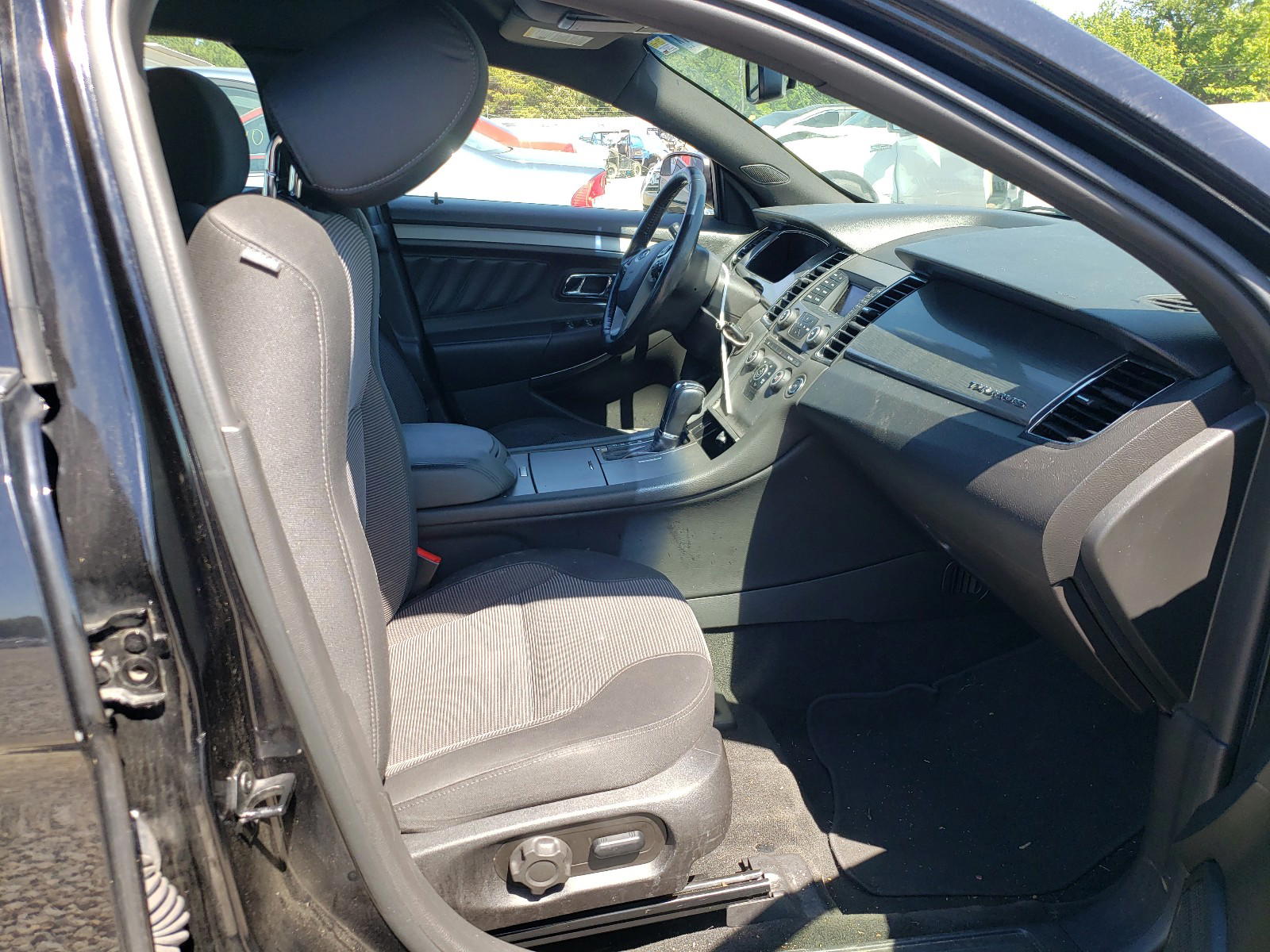 Photo 5 from auction – 2016 FORD TAURUS SEL with VIN 1FAHP2E89GG121089