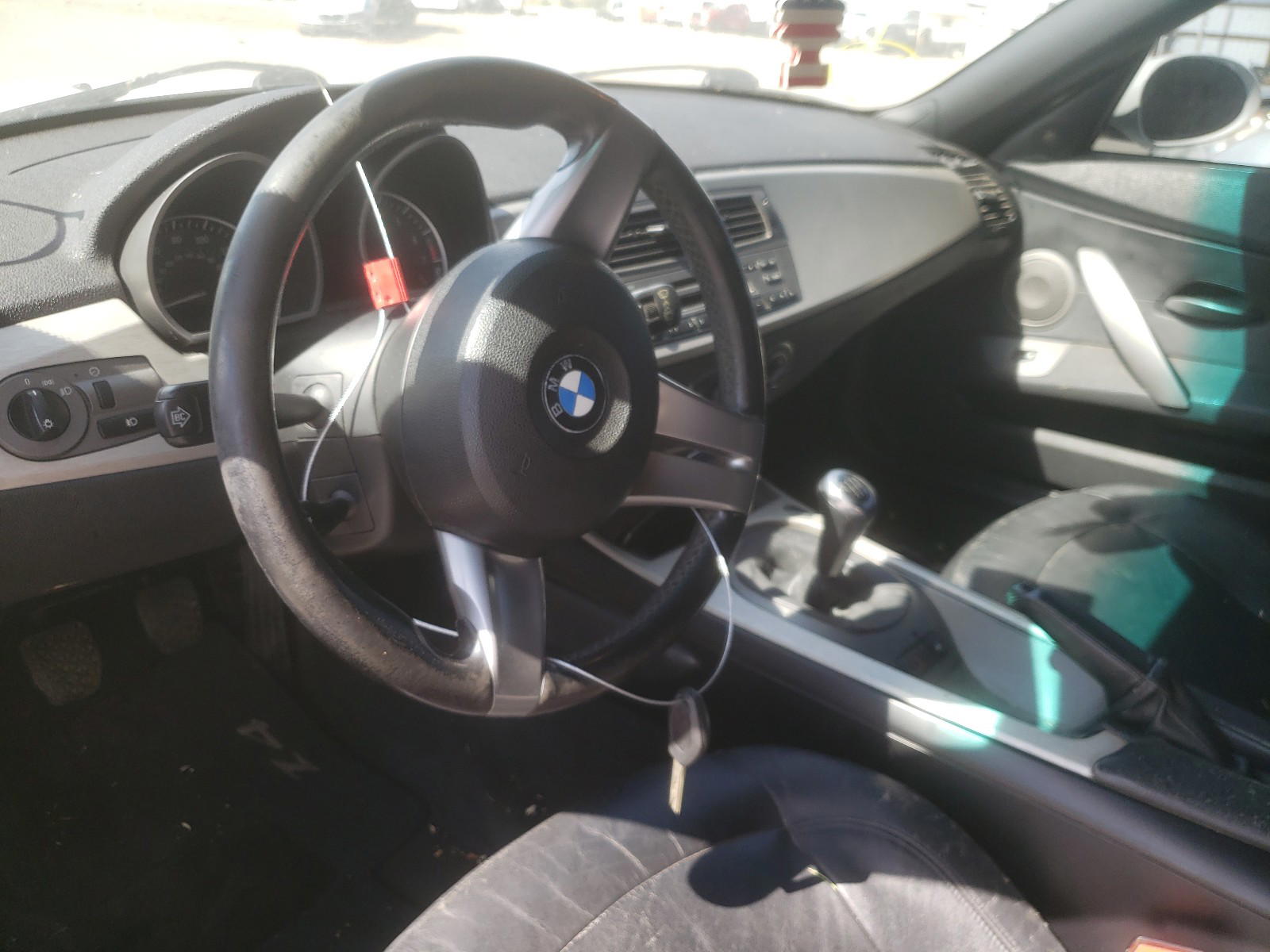 Photo 9 from auction – 2003 BMW Z4 with VIN 4USBT53493LT21480
