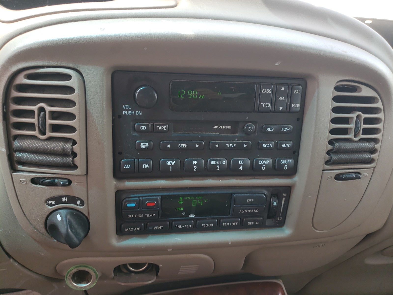 Photo 9 from auction – 2002 LINCOLN NAVIGATOR with VIN 5LMFU28R62LJ10672