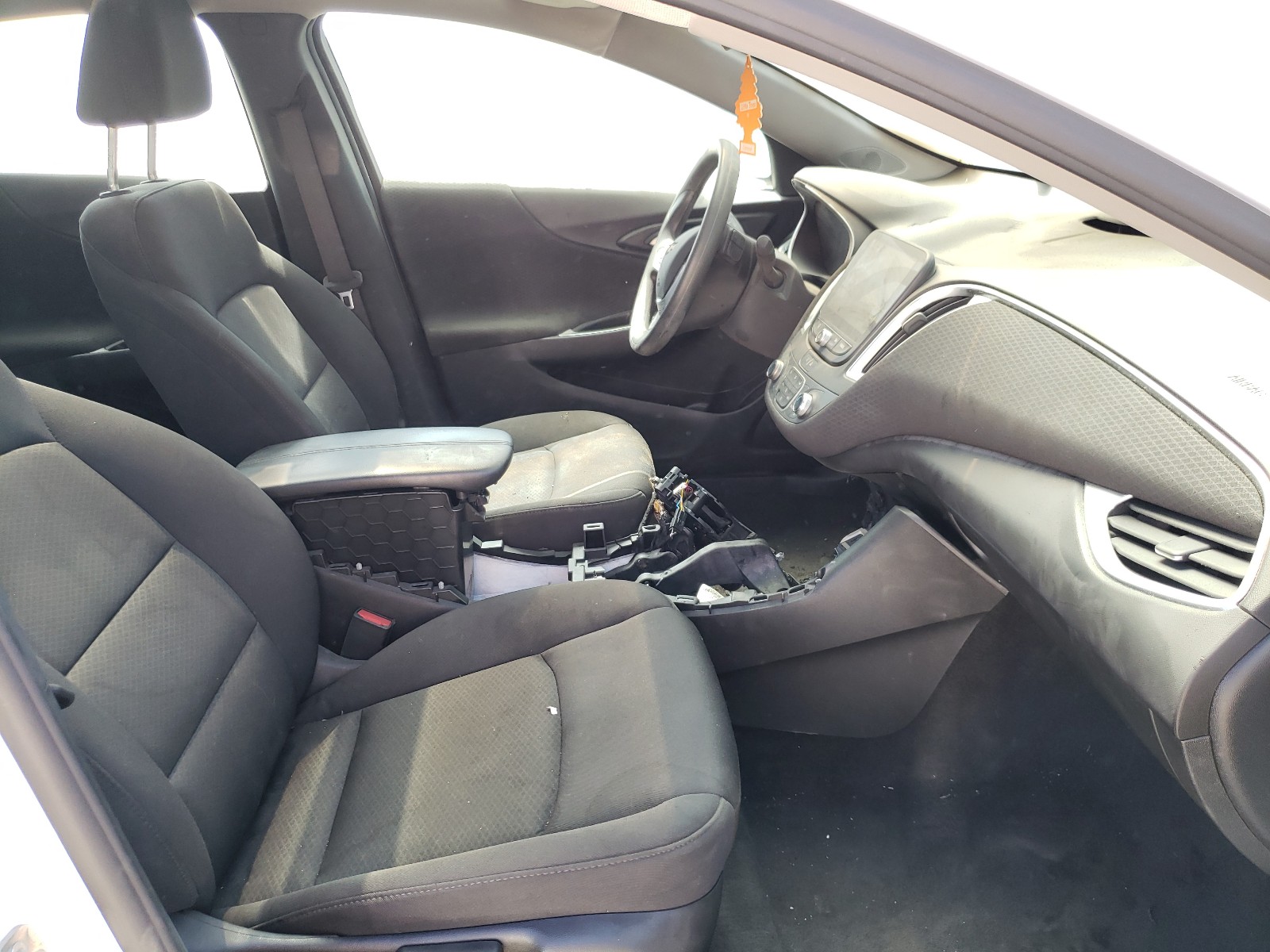 Photo 15 from auction – 2020 CHEVROLET MALIBU LT with VIN 1G1ZD5ST3LF031866