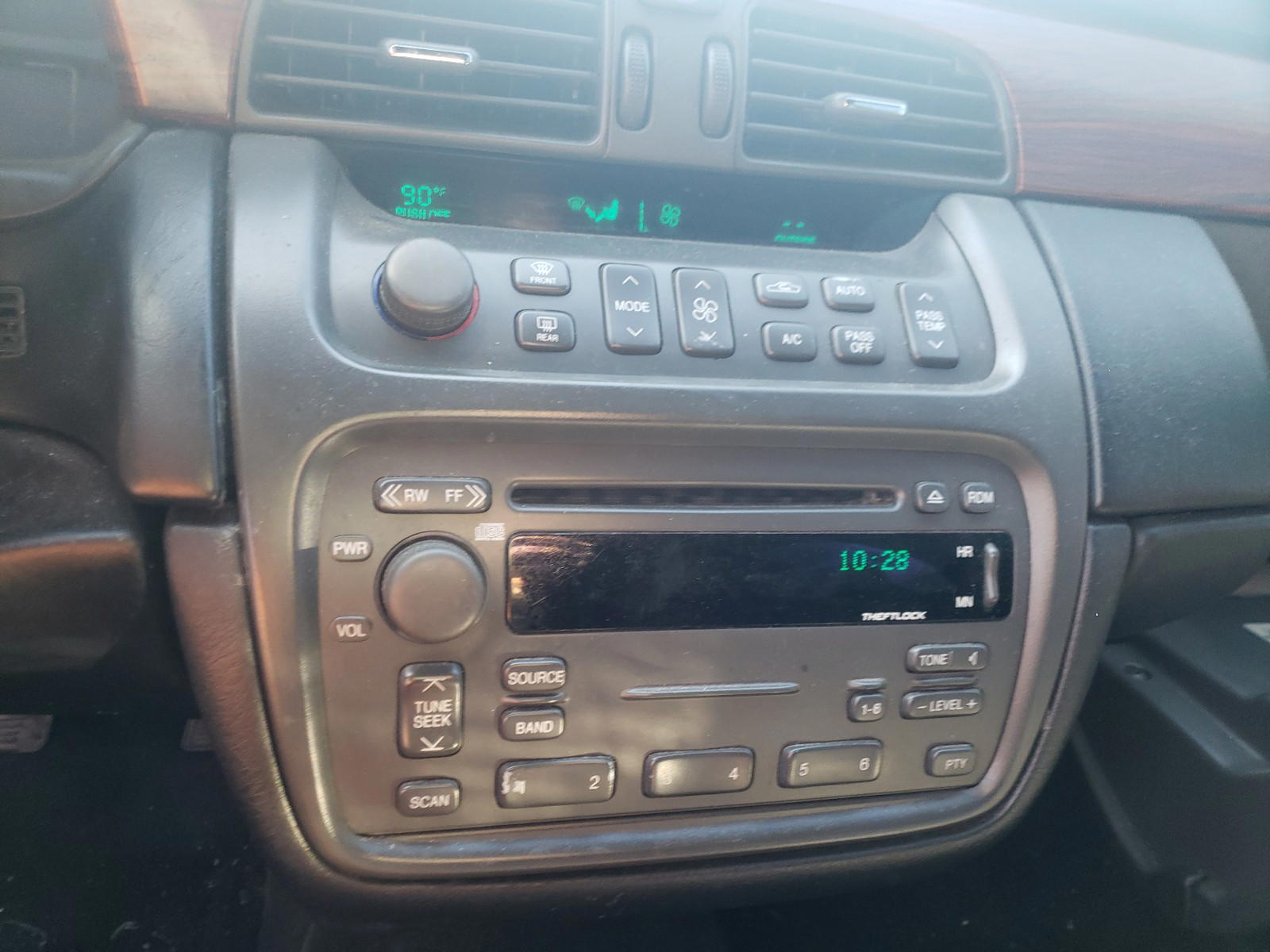 Photo 9 from auction – 2004 CADILLAC DEVILLE with VIN 1G6KD54YX4U177344