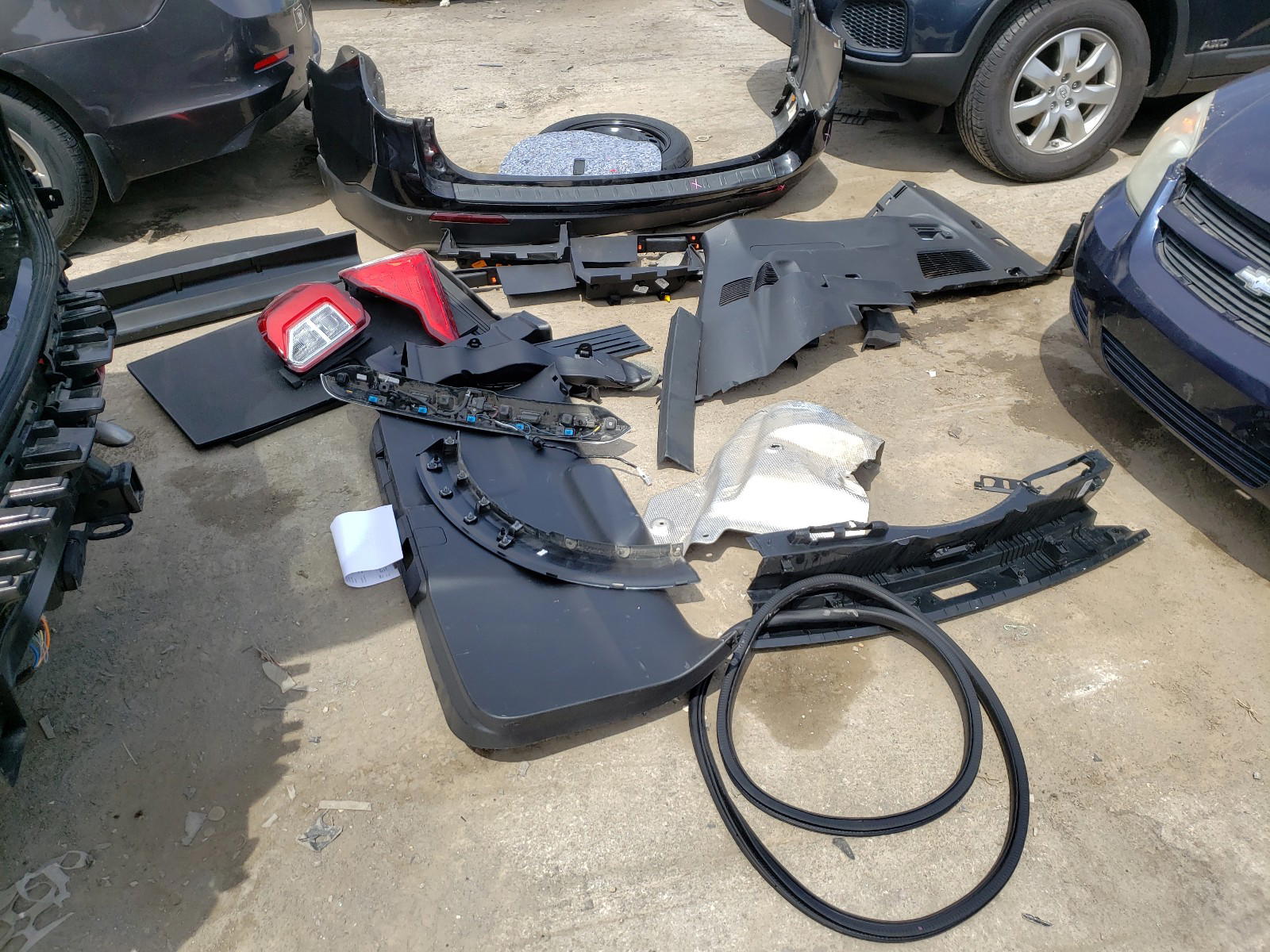 Photo 9 from auction – 2020 FORD EXPLORER X with VIN 1FMSK8DH2LGC97779