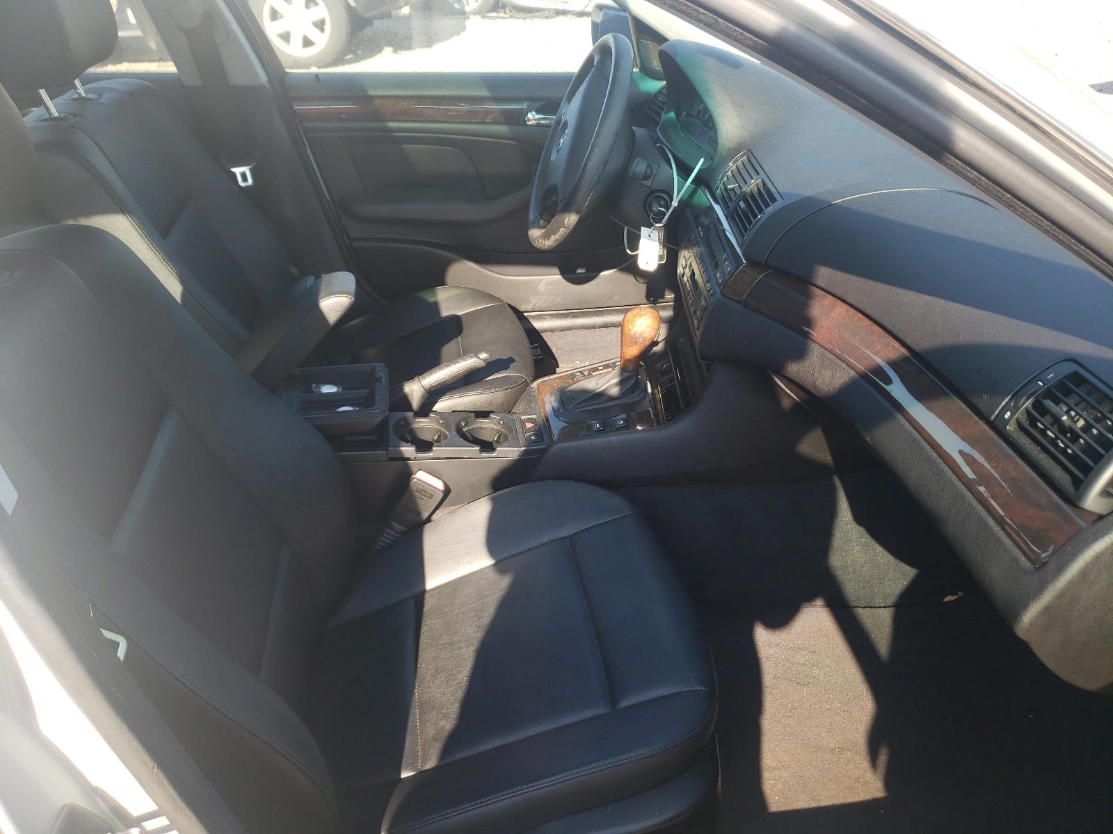 Photo 5 from auction – 2001 BMW 325 IT with VIN WBAAW334X1ET42933