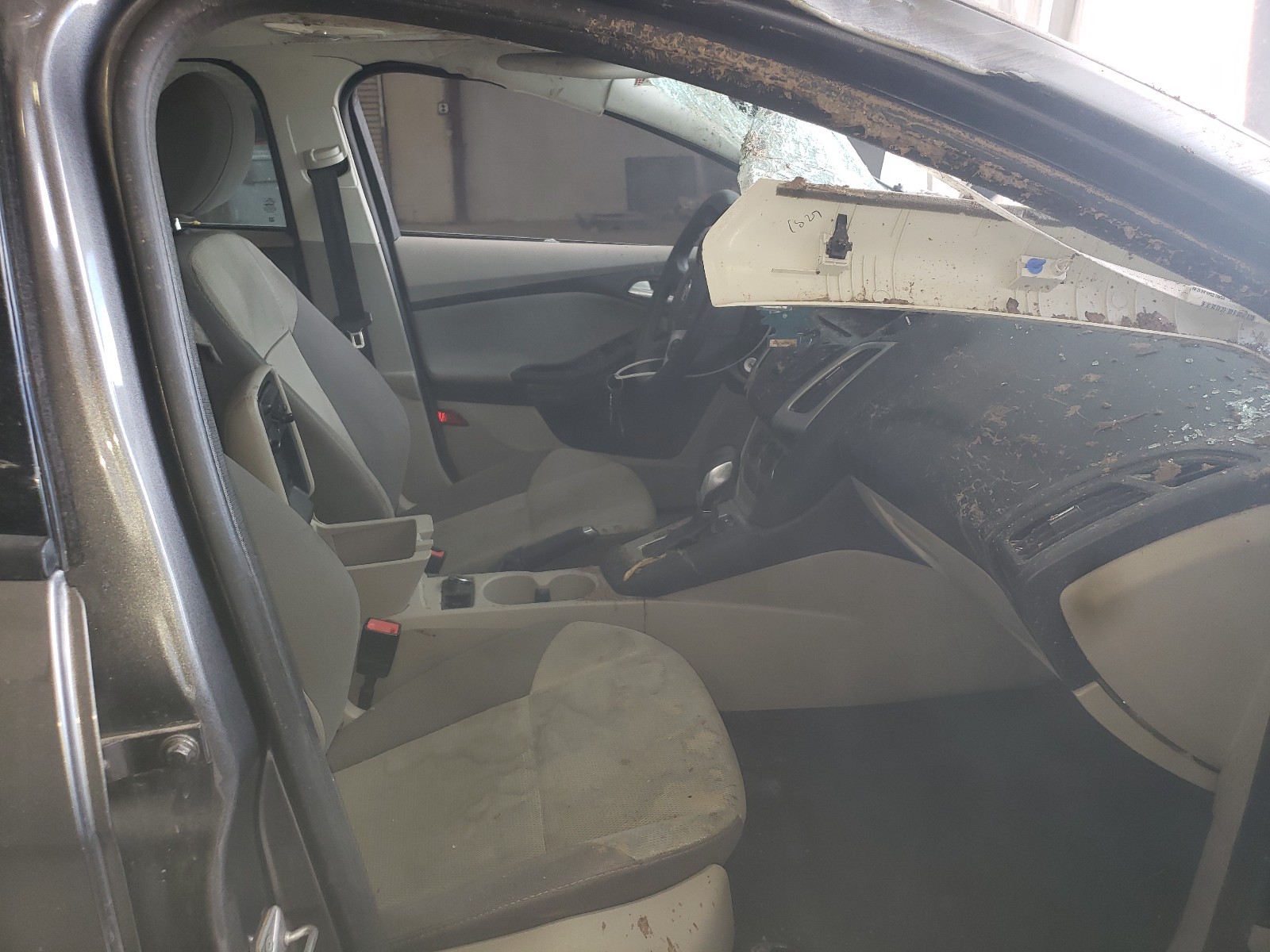 Zdjęcie 5 z aukcji – 2014 FORD FOCUS SE z VIN 1FADP3K27EL152317