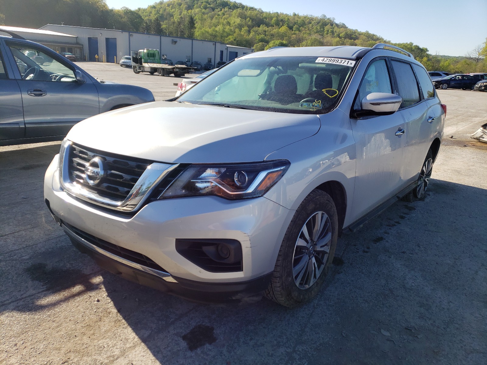 Photo 2 from auction – 2017 NISSAN PATHFINDER with VIN 5N1DR2MMXHC695142
