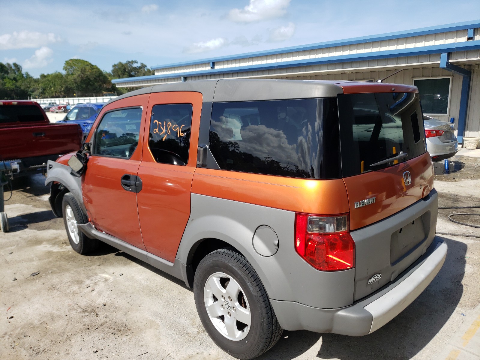 Photo 3 from auction – 2004 HONDA ELEMENT EX with VIN 5J6YH18584L011120