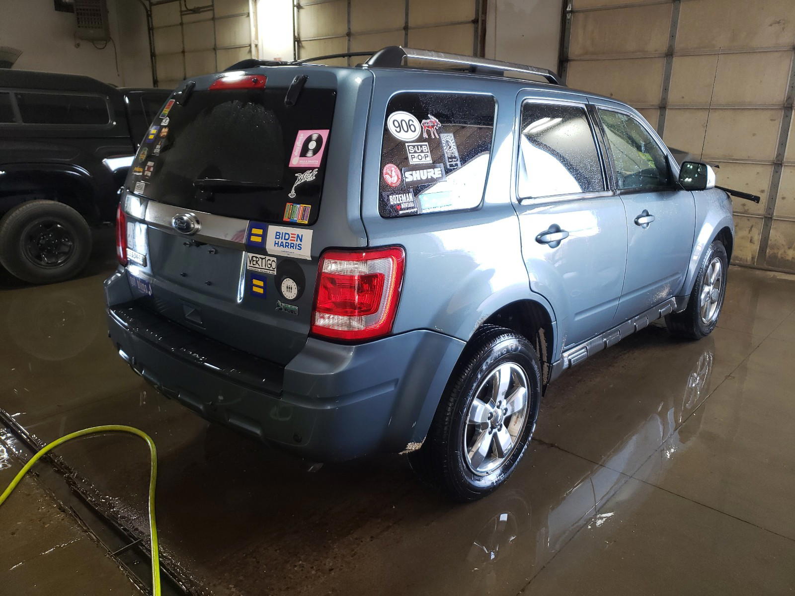 Photo 4 from auction – 2010 FORD ESCAPE LIM with VIN 1FMCU0EG6AKD05737