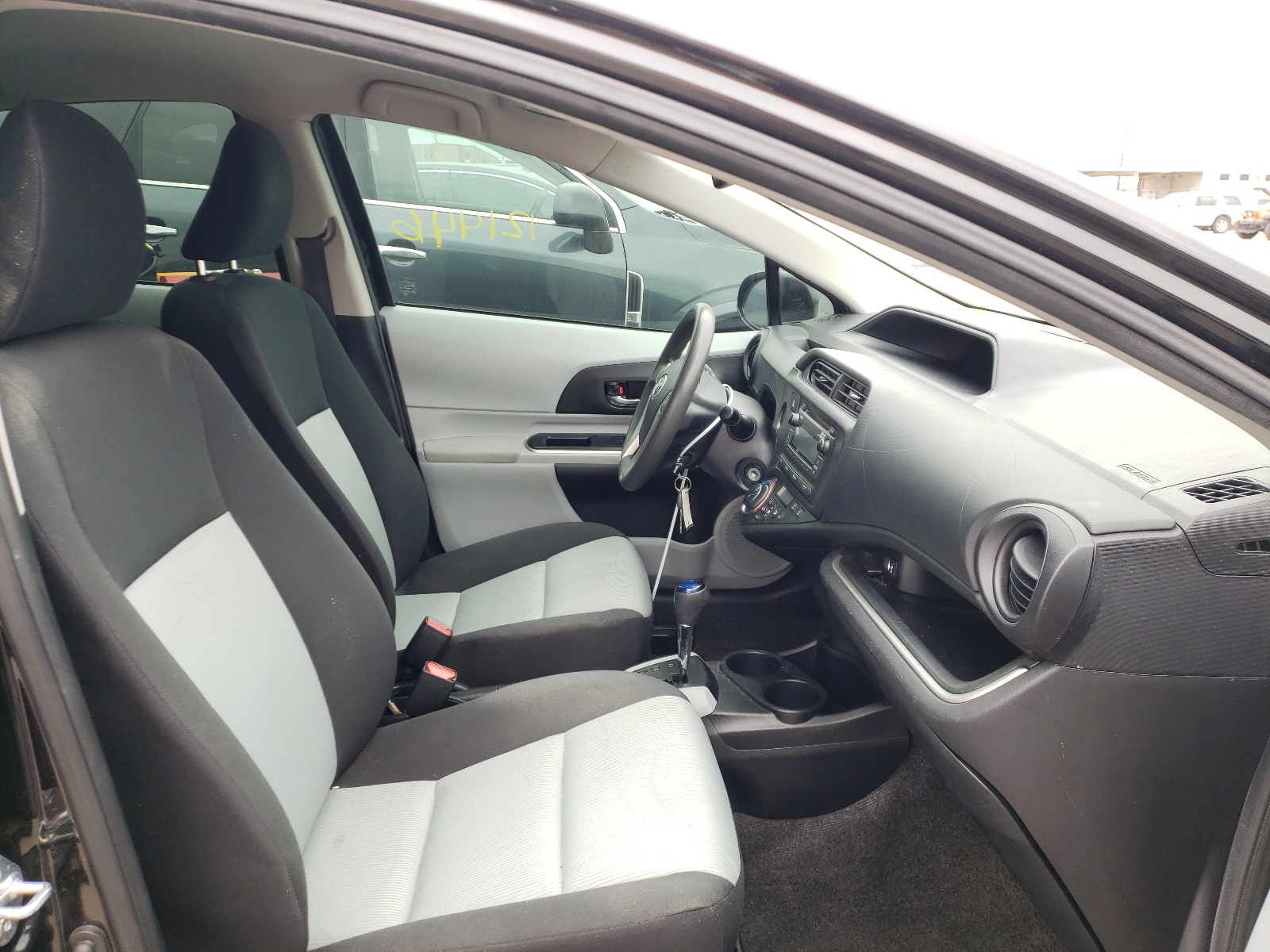 Photo 5 from auction – 2014 TOYOTA PRIUS C with VIN JTDKDTB35E1575217