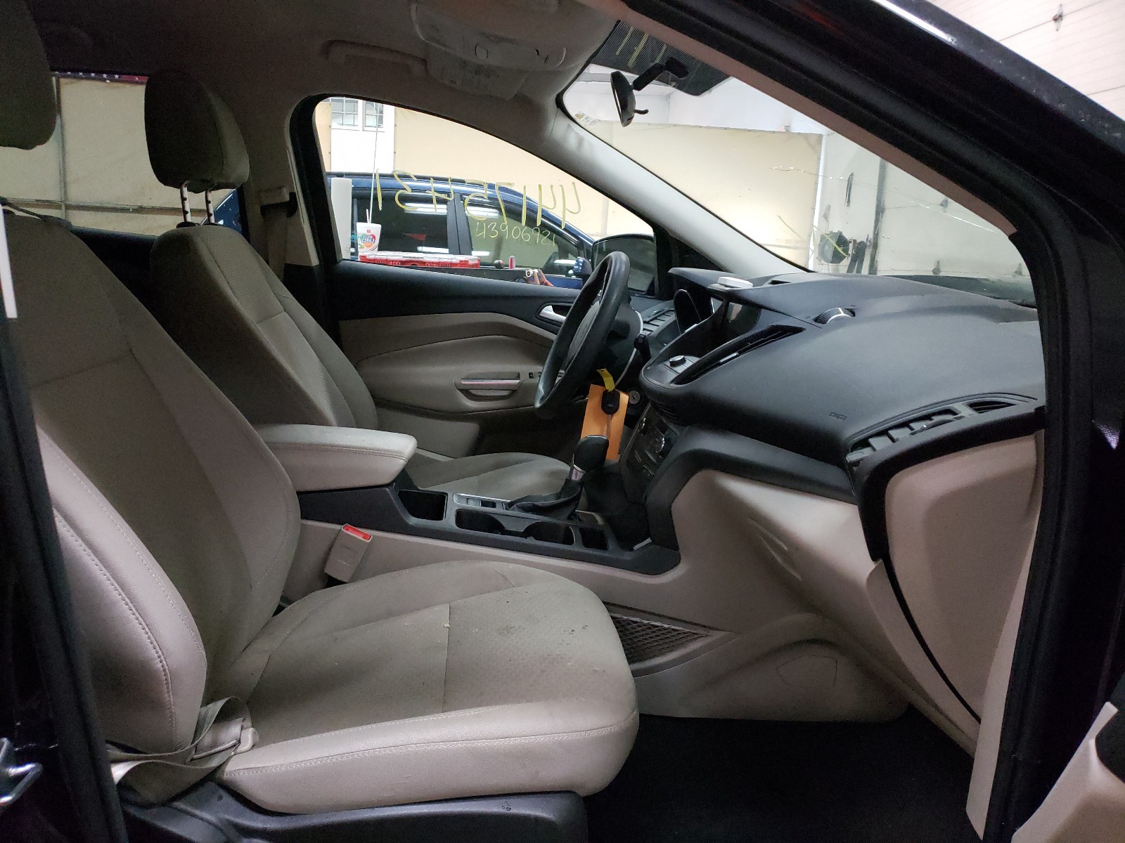 Photo 5 from auction – 2017 FORD ESCAPE SE with VIN 1FMCU9GD6HUD22060
