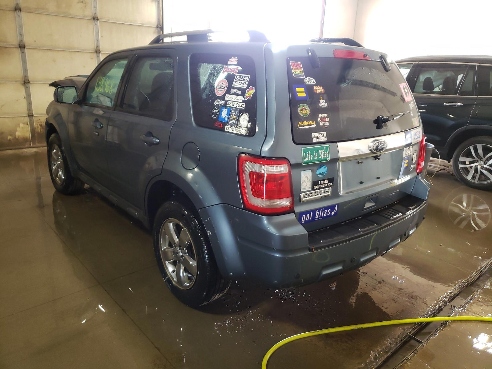Photo 3 from auction – 2010 FORD ESCAPE LIM with VIN 1FMCU0EG6AKD05737