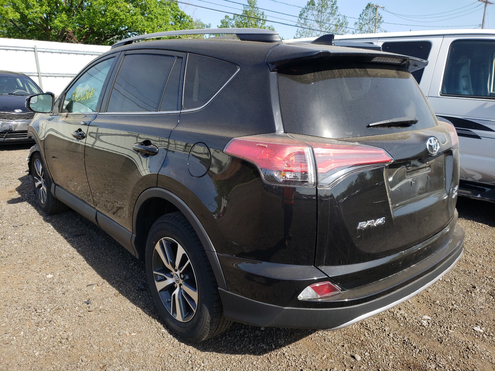 Photo 3 from auction – 2017 TOYOTA RAV4 XLE with VIN 2T3RFREV2HW612268