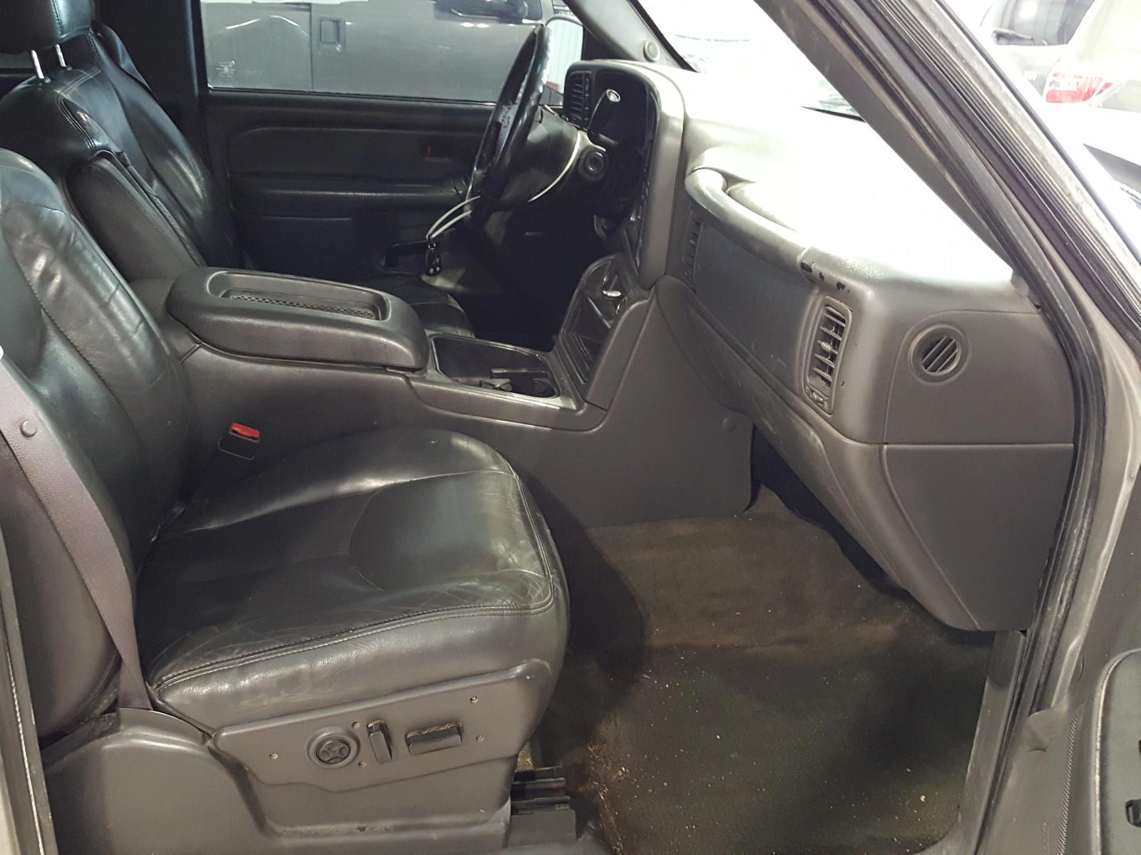 Photo 5 from auction – 2004 CHEVROLET SILVERADO with VIN 2GCEK19TX41287537