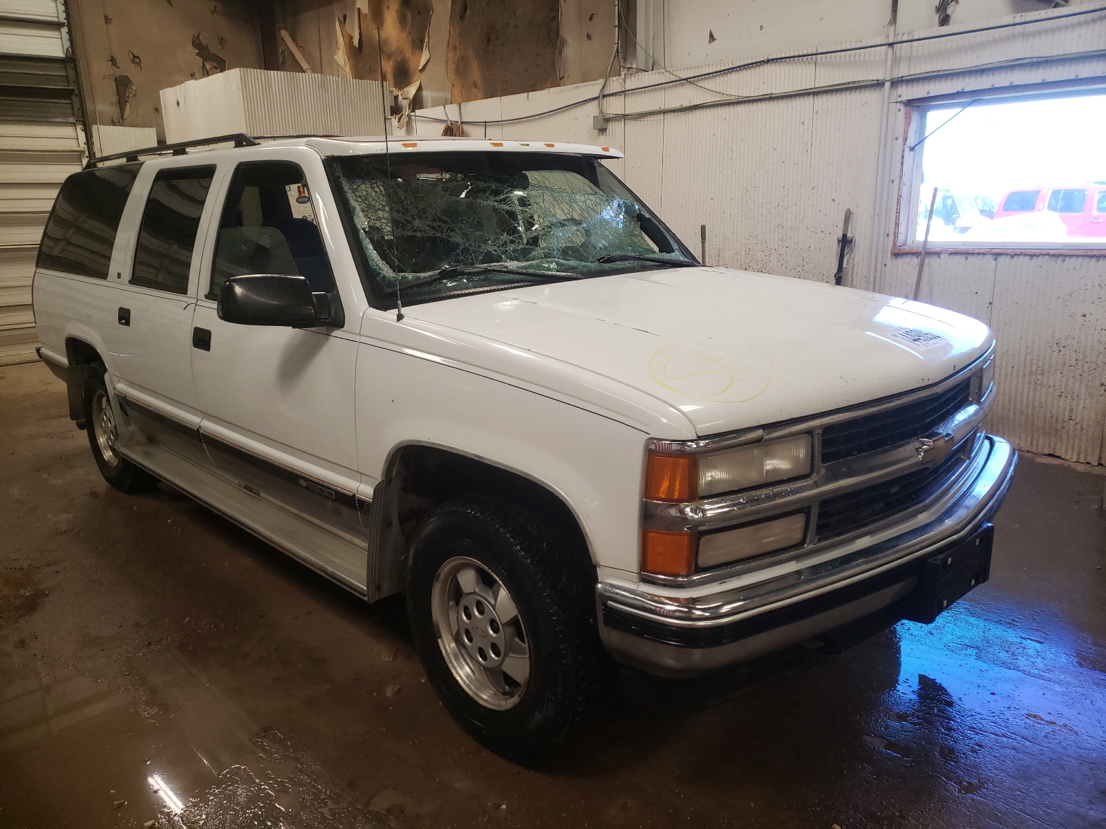 CHEVROLET SUBURBAN K 1995 with VIN 3GNFK16K8SG117737 - Photo from auction