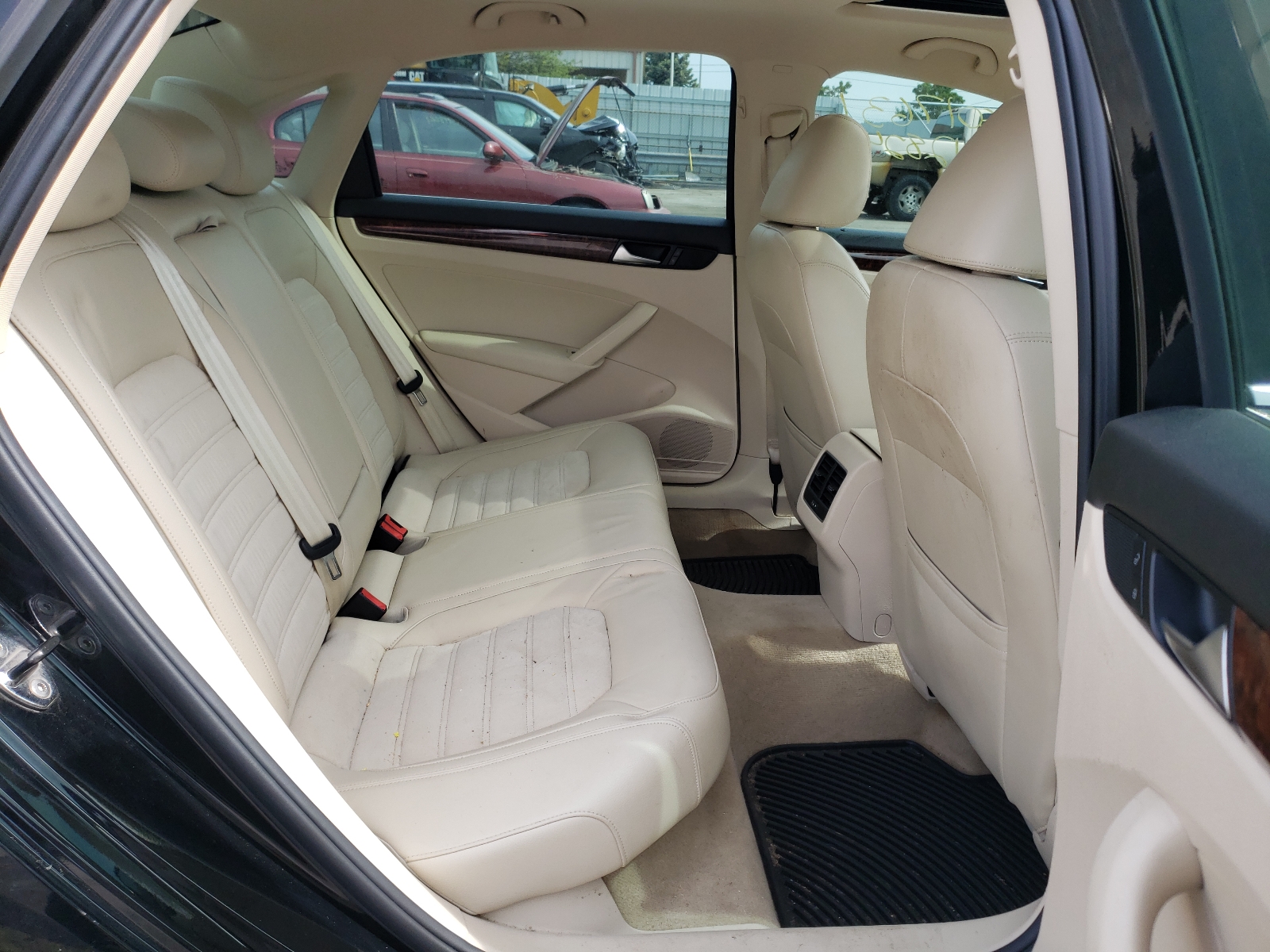 Photo 6 from auction – 2013 VOLKSWAGEN PASSAT SEL with VIN 1VWCH7A31DC047790