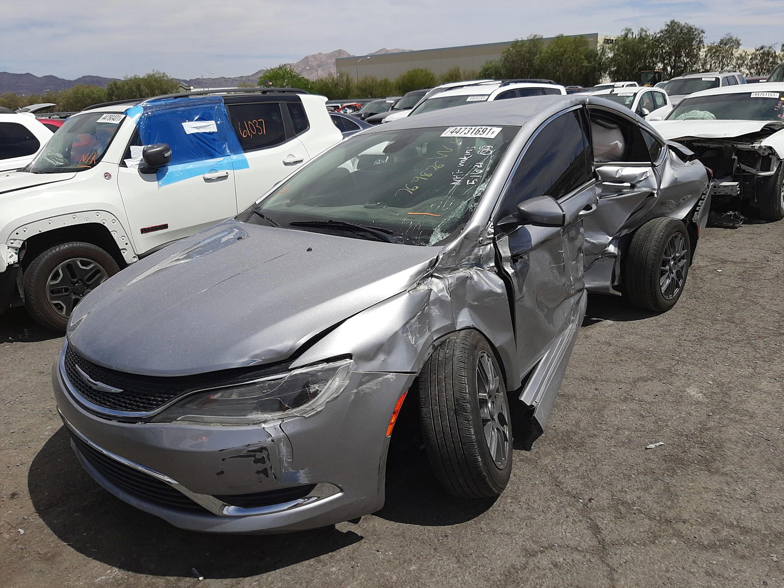 Photo 2 from auction – 2015 CHRYSLER 200 LIMITE with VIN 1C3CCCAB1FN537501