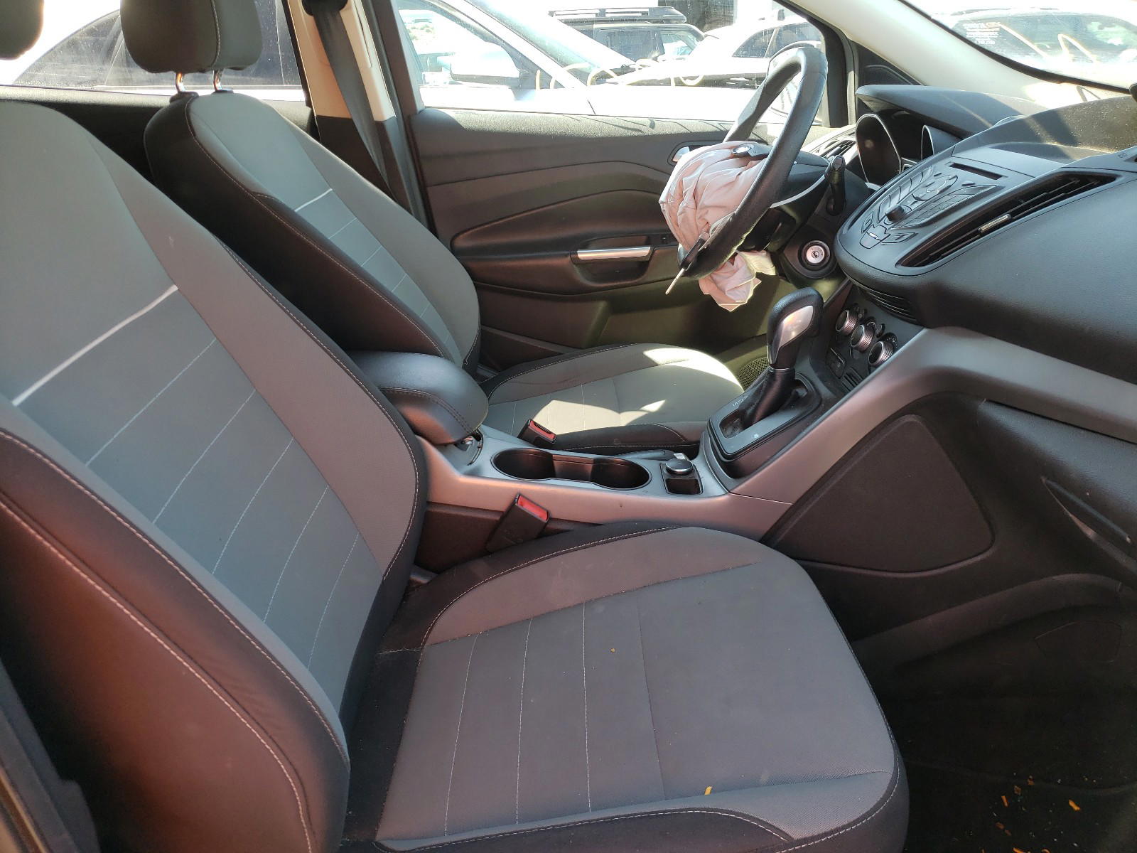 Photo 5 from auction – 2014 FORD ESCAPE SE with VIN 1FMCU9GX7EUC00295